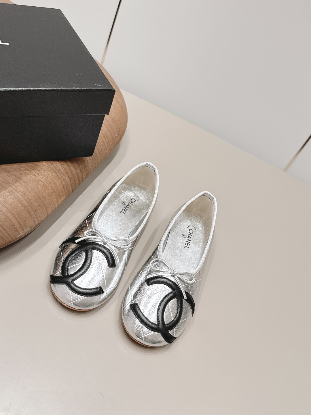 NO:872291,: 'Exclusive top version' CHANE* Xiaoxiang 26vs the latest fashion shoe series in the spring and summer counters... [Round-toe color-blocked flat shoes] Ms. Chanel loves simple and irresistible styles. The combination shows a unique dressing style, free mix and match to shine in place and follow the fashionable pace of Grandma Xiang!  !  !  The top-notch craftsmanship and texture are perfectly presented. No matter any details, you can compare them with the counters. You can enter and exit the counters at will with the best quality products!  !  Fabric: Original customized sheepskin/color matching process Lining: Original customized sheepskin Foot pads: Original customized sheepskin Outsole: Original customized leather sole Heel height: 0.8cm Size: 35-39 (40.41. Customization is non-refundable) Packaging: Original full set of packaging Color: Official website updated simultaneously, single shoes, chanel, chanel, sheepskin19860909: 《独家顶级版本》 CHANE*小香26vs春夏专柜最新时装单鞋系列……【圆头拼色平底单鞋】 香奈儿女士钟爱简约又难以抗拒系 搭配展现与众不同的穿搭风格、自由混搭闪耀到位跟紧香奶奶时尚步伐！！！ 顶级工艺质感完美呈现,无论任何细节均可对比专柜,最好级别的顶级货,随意进出专柜！！ 面料: 原版定制羊皮/拼色工艺 内里: 原版定制羊皮 垫脚: 原版定制羊皮 大底: 原版定制真皮底 跟高: 0.8cm 码数: 35-39（40.41.定制不退换） 包装: 原版全套包装 颜色:官网同步更新,单鞋,chanel,chanel,sheepskin,Women's Shoes
