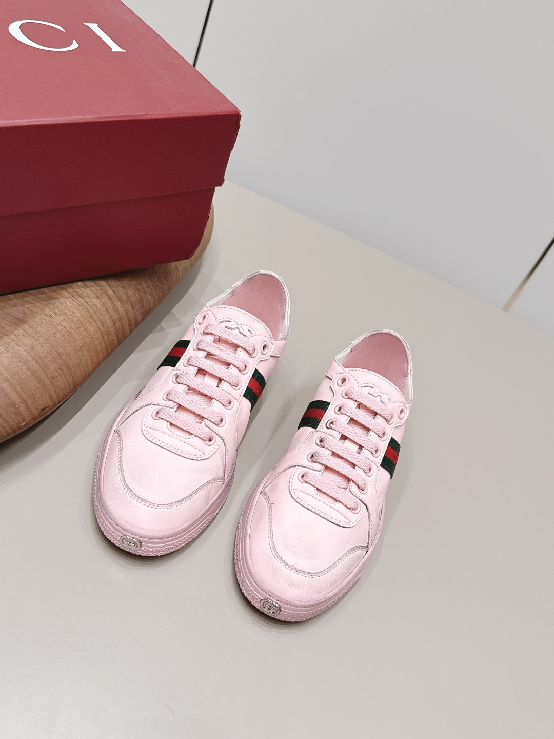 NO:872352,: Couple 'Exclusive top version' [Couple's round-toe color-blocking casual shoes] G family Gucci's latest mesh color-blocking casual shoes, GG Gucci series casual Loaf casual catwalk style ZP developed pure original version... Metal double G crystal cylindrical mark... Gucc original pattern webbing... Upper color rubbed cowhide frosted splicing with breathable mesh technology... Fabric: Original customized cowhide/color-blocking process Inner: Original customized sheepskin Foot: Original sheepskin injection molding Outsole:  Original molded TPU molded sole Packaging: Original full set of packaging Size: 35-44 (Female 40. Male 39.45. Customization is not returnable) Color: Official website updated simultaneously, casual shoes/sports shoes, gucci, gucci, gucci, loafers, sneakers, cowhide, sheepskin19860909: 情侣《独家顶级版本》【情侣圆头拼色休闲鞋】 G家古驰最新网面拼色休闲鞋,GG古奇系列休闲乐福休闲走秀款 ZP开发纯原版本……金属双G水晶圆柱形标……Gucc原版纹织带……鞋面擦色牛皮磨砂拼接经透气网布工艺…… 面料: 原版定制牛皮/拼色工艺 内里: 原版定制羊皮 垫脚: 原版羊皮注塑成型 大底: 原版开模TPU成型底 包装: 原版全套包装 码数: 35-44（女40.男39.45.定制不退换） 颜色:官网同步更新,休闲鞋/运动鞋,gucci,gucci,gucci,loafers,sneakers,cowhide,sheepskin,Women's Shoes
