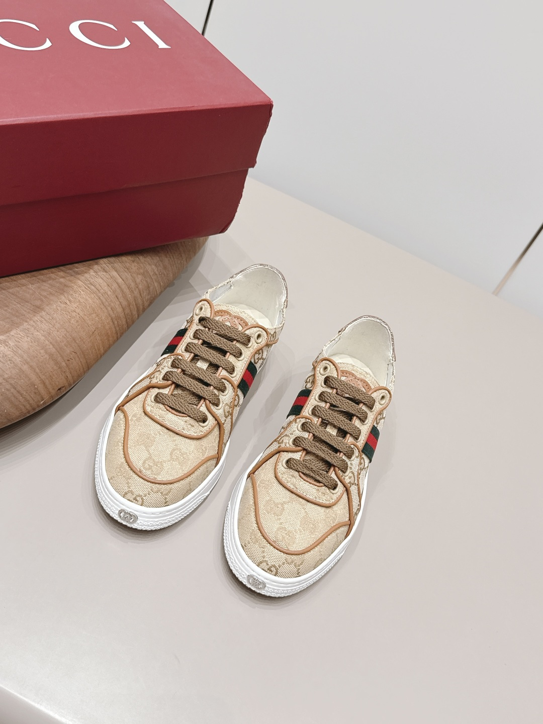 NO:872362,: Couple 'Exclusive top version' [Couple's round-toe color-blocking casual shoes] G family Gucci's latest mesh color-blocking casual shoes, GG Gucci series casual Loaf casual catwalk style ZP developed pure original version... Metal double G crystal cylindrical logo... Gucc original pattern webbing... Color-brushed cowhide frosted splicing on the upper with breathable mesh technology... Fabric: Original customized cowhide/jacquard weaving/color-blocking technology Lining: Original customized sheepskin Foot: Original sheepskin injection molding  Outsole: Original open-molded TPU molded sole Packaging: Original full set of packaging Size: 35-44 (40 for women, 39.45 for men. Customization is not returnable) Color: Official website updated simultaneously, casual shoes/sports shoes, gucci, gucci, gucci, loafers, sneakers, cowhide, sheepskin19860909: 情侣《独家顶级版本》【情侣圆头拼色休闲鞋】 G家古驰最新网面拼色休闲鞋,GG古奇系列休闲乐福休闲走秀款 ZP开发纯原版本……金属双G水晶圆柱形标……Gucc原版纹织带……鞋面擦色牛皮磨砂拼接经透气网布工艺…… 面料: 原版定制牛皮/提花织布/拼色工艺 内里: 原版定制羊皮 垫脚: 原版羊皮注塑成型 大底: 原版开模TPU成型底 包装: 原版全套包装 码数: 35-44（女40.男39.45.定制不退换） 颜色:官网同步更新,休闲鞋/运动鞋,gucci,gucci,gucci,loafers,sneakers,cowhide,sheepskin,Women's Shoes