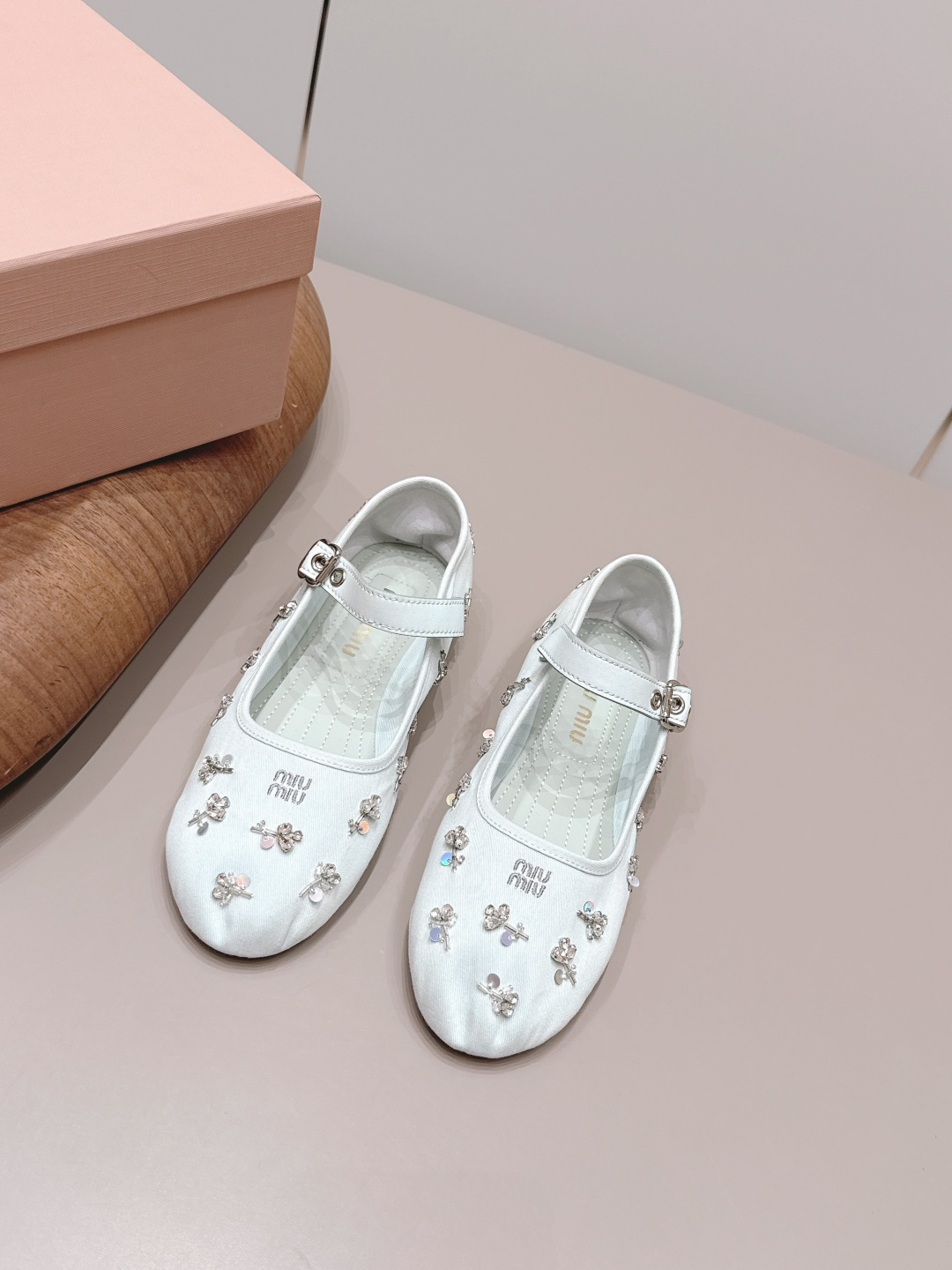 NO:872260,'Exclusive top version' MIUMIU Miu Miu 2026 vs early spring latest catwalk hot shoe series... [Round-toe rhinestone flat shoes]  MIUMIU's spring and summer T-stage catwalk show is the same model as 'Dreams Never Sleep'. Miumiu can use it on important occasions. It has a fresh style with a touch of nobility. It is perfect to wear with this shoe. It is elegant and crystal clear, regardless of the material of various accessories.  , all are exclusively customized one to one, and must be zero distance from the original version. The entire series is full of exciting and unexpected combinations of elements, different materials, textures of fabrics, and a strong artistic atmosphere, allowing you to appreciate the ever-changing style of miumiu girls...  Upper: original customized sheepskin/weaving/embroidered workmanship. Lining: original customized weaving. Foot pads: original customized sheepskin. Outsole: original molded sole. Heel height: flat. Number of yards: 35-39 (40. Customization is non-refundable). Packaging: original full set of packaging. Color: official website updated simultaneously, single shoes, miumiu, sheepskin.19860909《独家顶级版本》 MIUMIU缪缪2026vs早春最新走秀爆款单鞋系列…… 【圆头水钻平底单鞋】 MIUMIU春夏T台走秀网红同款＂造梦不夜城＂,miumiu能在重要场合上用得上了,小清新风带点贵气的感觉,上脚非常完美穿搭配上此鞋,优雅大方,晶莹剔透,无论各种配件材质,都是独家一比一定制,必做到原版零距离,整个系列都充满了令人兴奋和意外的元素结合,不同的材质,肌理的面料的表现,具有极浓的艺术气息,让你领略miumiu女孩的百变风格…… 鞋面: 原版定制羊皮/织布/钻花工艺 内里: 原版定制织布 垫脚: 原版定制羊皮 大底: 原版开模成型底 跟高: 平底 码数: 35-39（40.定制不退换) 包装:原版全套包装 颜色:官网同步更新,单鞋,miumiu,sheepskin,Women's Shoes