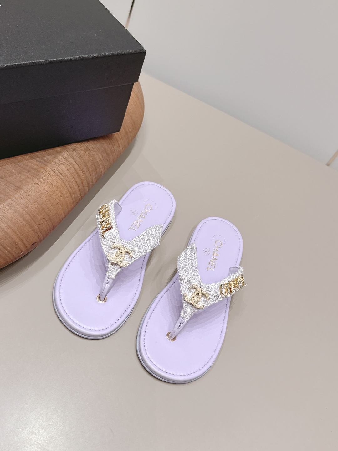 NO:872243,'Exclusive top version' CHANE*L Xiaoxiang 2026 vs early spring popular sandals series... [Round-toe thong thick-soled sandals] Customized leather surface, color, customized unique leather strapping complex craftsmanship, Milan catwalk main recommendation, super hot. Advanced handmade series, really beautiful!  The upper foot is super good-looking, playful and high-end, the thick sole adds height and is versatile, a must-have in summer... The fabric is made of original custom weaving/drilled buckle technology. The inner lining is original custom sheepskin. The foot pad is original custom sheepskin. The outsole is original custom leather combination sole. The packaging is the original full set. The code number is 35-39 (40.41.42. Customization is non-refundable). The color official website is updated simultaneously, split-toe shoes, chanel, sandals, sheepskin19860909《独家顶级版本》 CHANE*L小香2026vs早春爆款凉鞋系列……【圆头夹趾厚底凉拖】 定制皮面、颜色、定制独特的穿皮条复杂工艺、米兰走秀主推款,超火爆. 高级手工系列,真的太美了！上脚超级好看,俏皮又高级,厚底增高百搭 夏日必备…… 面料原版定制织布/钻扣工艺 内里原版定制羊皮 垫脚原版定制羊皮 大底原版定制真皮组合底 包装原版全套包装 码数35-39（40.41.42.定制不退换） 颜色官网同步更新,分趾鞋,chanel,sandals,sheepskin,Women's Shoes