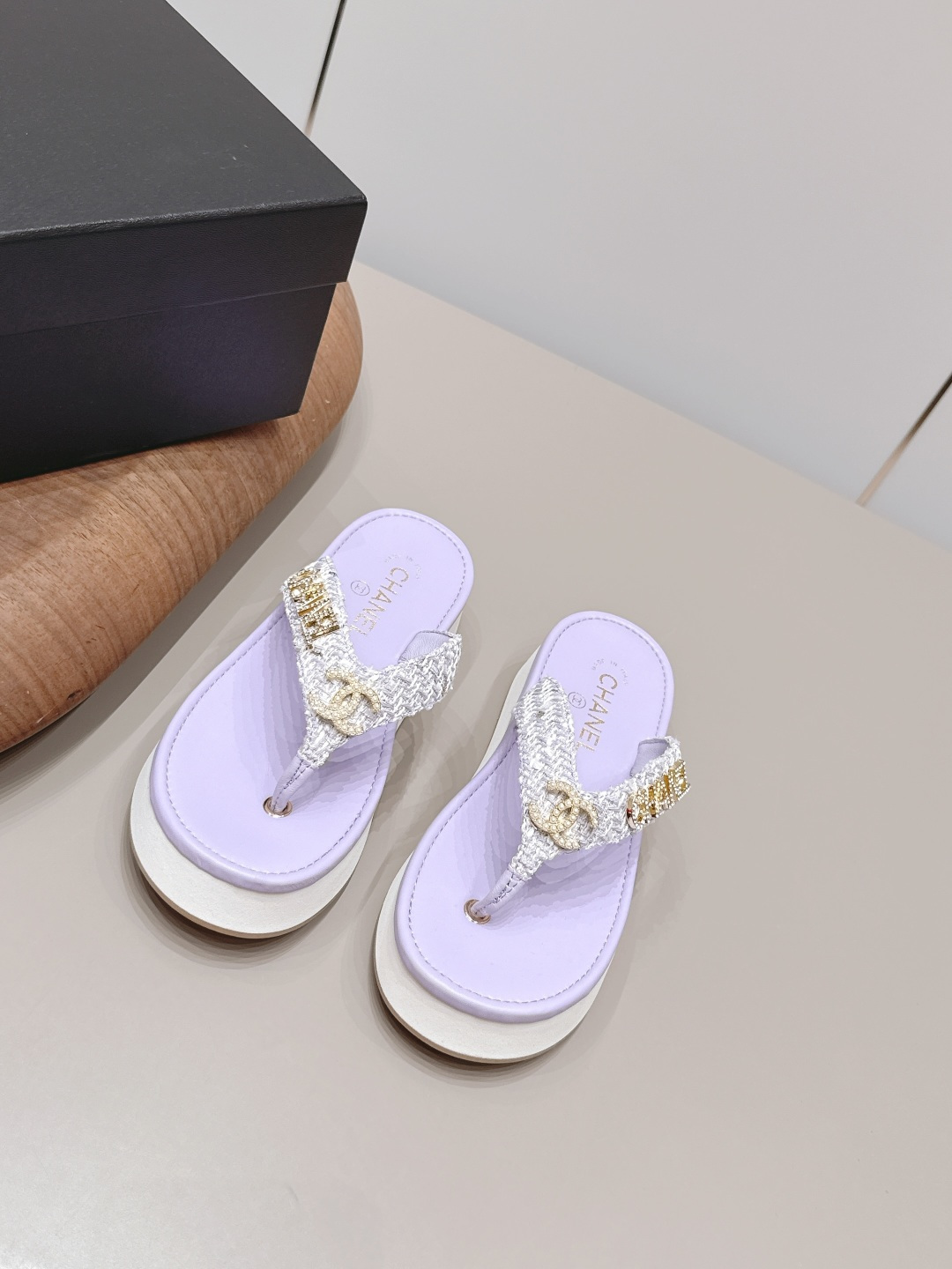NO:872235,'Exclusive top version' CHANE*L Xiaoxiang 2026 vs early spring popular sandals series... [Round-toe thong thick-soled sandals] Customized leather surface, color, customized unique leather strapping complex craftsmanship, Milan catwalk main recommendation, super hot. Advanced handmade series, really beautiful!  The upper foot is super good-looking, playful and high-end, the thick sole increases height and is versatile, a must-have in summer... Fabrics are made of original custom weaving/drilled buckle technology Original custom sheepskin lining Original custom sheepskin outsole Original molded foam combination bottom Packaging Original full set of packaging Code number 35-39 (40.41.42. Customization is non-refundable) Colors are updated simultaneously on the official website, split-toe shoes, chanel, sandals, sheepskin19860909《独家顶级版本》 CHANE*L小香2026vs早春爆款凉鞋系列……【圆头夹趾厚底凉拖】 定制皮面、颜色、定制独特的穿皮条复杂工艺、米兰走秀主推款,超火爆. 高级手工系列,真的太美了！上脚超级好看,俏皮又高级,厚底增高百搭 夏日必备…… 面料原版定制织布/钻扣工艺 内里原版定制羊皮 垫脚原版定制羊皮 大底原版开模发泡组合底 包装原版全套包装 码数35-39（40.41.42.定制不退换） 颜色官网同步更新,分趾鞋,chanel,sandals,sheepskin,Women's Shoes