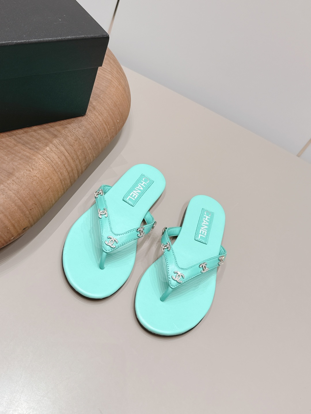 NO:872252,'Exclusive top version' CHANE*L Xiaoxiang 2026 vs early spring popular sandals series... [Round-toe thong thick-soled sandals] Customized leather surface, color, customized unique leather strapping complex craftsmanship, Milan catwalk main recommendation, super hot. Advanced handmade series, really beautiful!  The upper foot is super good-looking, playful and high-end, the thick sole adds height and is versatile, a must-have in summer... The fabric is original customized sheepskin/drill buckle technology, the lining is original customized sheepskin, the foot pad is original customized sheepskin, the outsole is original customized leather combination sole, the original full set of packaging, the code number is 35-39 (40.41.42. Customized, non-refundable). The color official website is updated simultaneously, split-toe shoes, chanel, sandals, sheepskin19860909《独家顶级版本》 CHANE*L小香2026vs早春爆款凉鞋系列……【圆头夹趾厚底凉拖】 定制皮面、颜色、定制独特的穿皮条复杂工艺、米兰走秀主推款,超火爆. 高级手工系列,真的太美了！上脚超级好看,俏皮又高级,厚底增高百搭 夏日必备…… 面料原版定制羊皮/钻扣工艺 内里原版定制羊皮 垫脚原版定制羊皮 大底原版定制真皮组合底 包装原版全套包装 码数35-39（40.41.42.定制不退换） 颜色官网同步更新,分趾鞋,chanel,sandals,sheepskin,Women's Shoes