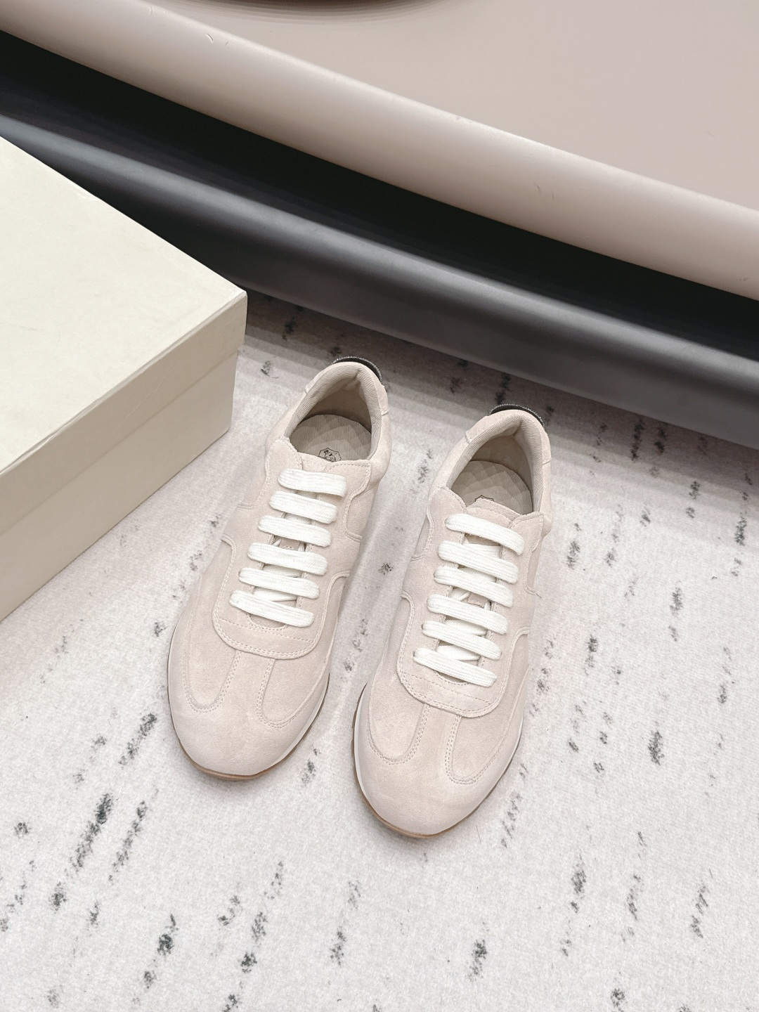 NO:872259,'Exclusive Top Edition' BrunelloCucinell*·BC 26vs the latest casual series in early spring... Casual shoes have always been very feminine, elegant, refined, not hasty or slow, and have a kind of temperament that many loafers cannot match. But if pointed-toe high-heeled shoes are tired after being worn for a long time, then a pair of round-toe thick-soled casual shoes that are easy to wear and look good are just needed. Imported deerskin, fine leather, and the feel of the foot is very important. Needless to say, this needs no more explanation. Women know the importance of a good pair of shoes.  To avoid all kinds of friction and wear on your feet, a delicate texture is a must... Fabric: Original customized suede Lining: Original customized sheepskin Foot pads: Original customized sheepskin Outsole: Original molded TPU combination sole Height: 3cm Size: 35-39 (40-42. Customization is non-refundable) Packaging: Original full set of packaging Color: Official website updated simultaneously, casual shoes/sports shoes, brunello  cucinelli,loafers,high heels,sneakers,sheepskin,chamois leather19860909《独家顶级版》BrunelloCucinell*·BC 26vs早春最新休闲系列… 休闲鞋一贯是很有女人味的 优雅 精致不急不缓 是有一种气质的这是很多乐福鞋比拟不了的 但是如果尖头高跟鞋穿久了累 那么一双好穿好看的圆头厚底休闲鞋就是刚需了 进口鹿皮 皮质细腻 脚感很重要 这个不需要多说 女人太懂一双好鞋的重要性了 避免各种摩擦磨脚 细腻的质感就是必须要有的… 面料: 原版定制麂皮 内里: 原版定制羊皮 垫脚: 原版定制羊皮 大底: 原版开模TPU组合底 底高: 3cm 码数: 35-39（40-42.定制不退换） 包装: 原版全套包装 颜色:官网同步更新,休闲鞋/运动鞋,brunello cucinelli,loafers,high heels,sneakers,sheepskin,chamois leather,Women's Shoes