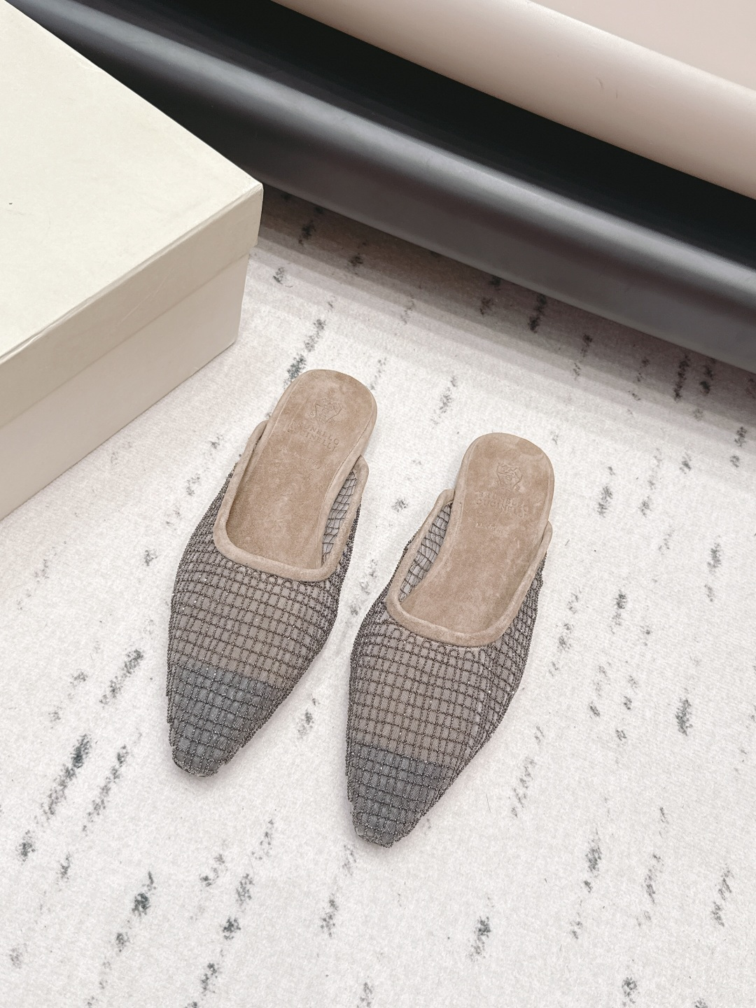 NO:872345,'Exclusive Top Edition' BrunelloCucinell*·BC 26vs the latest square-toe shoe series for spring and summer... Square-toe shoes have always been very feminine, elegant, refined, not hasty or slow, and have a kind of temperament that many loafers cannot match. But if pointed-toe high heels are tired after being worn for a long time, then a pair of square-toe flat shoes that are easy to wear and look good are just needed. Imported cowhide, fine leather, foot feel is very important. Needless to say, this needs to be said. Women know the importance of a good pair of shoes.  To avoid all kinds of friction and wear on your feet, a delicate texture is a must... Fabric: Original customized suede/mesh/bead chain craftsmanship Lining: Original customized sheepskin Foot pads: Original customized sheepskin Outsole: Original customized leather sole Heel height: 0.8cm Size: 35-39 (40.41.42. Customization is non-returnable) Packaging: Original full set of packaging Color: Official website updated simultaneously, half drag, brunello  cucinelli,loafers,flats,high heels,cowhide,sheepskin,chamois leather19860909《独家顶级版》BrunelloCucinell*·BC 26vs春夏最新方头单鞋系列… 方头鞋一贯是很有女人味的 优雅 精致不急不缓 是有一种气质的这是很多乐福鞋比拟不了的 但是如果尖头高跟鞋穿久了累 那么一双好穿好看的方头平底鞋就是刚需了 进口牛皮 皮质细腻 脚感很重要 这个不需要多说 女人太懂一双好鞋的重要性了 避免各种摩擦磨脚 细腻的质感就是必须要有的… 面料: 原版定制麂皮/网纱/珠链工艺 内里: 原版定制羊皮 垫脚: 原版定制羊皮 大底: 原版定制真皮底 跟高: 0.8cm 码数: 35-39（40.41.42.定制不退换） 包装: 原版全套包装 颜色:官网同步更新,半拖,brunello cucinelli,loafers,flats,high heels,cowhide,sheepskin,chamois leather,Women's Shoes
