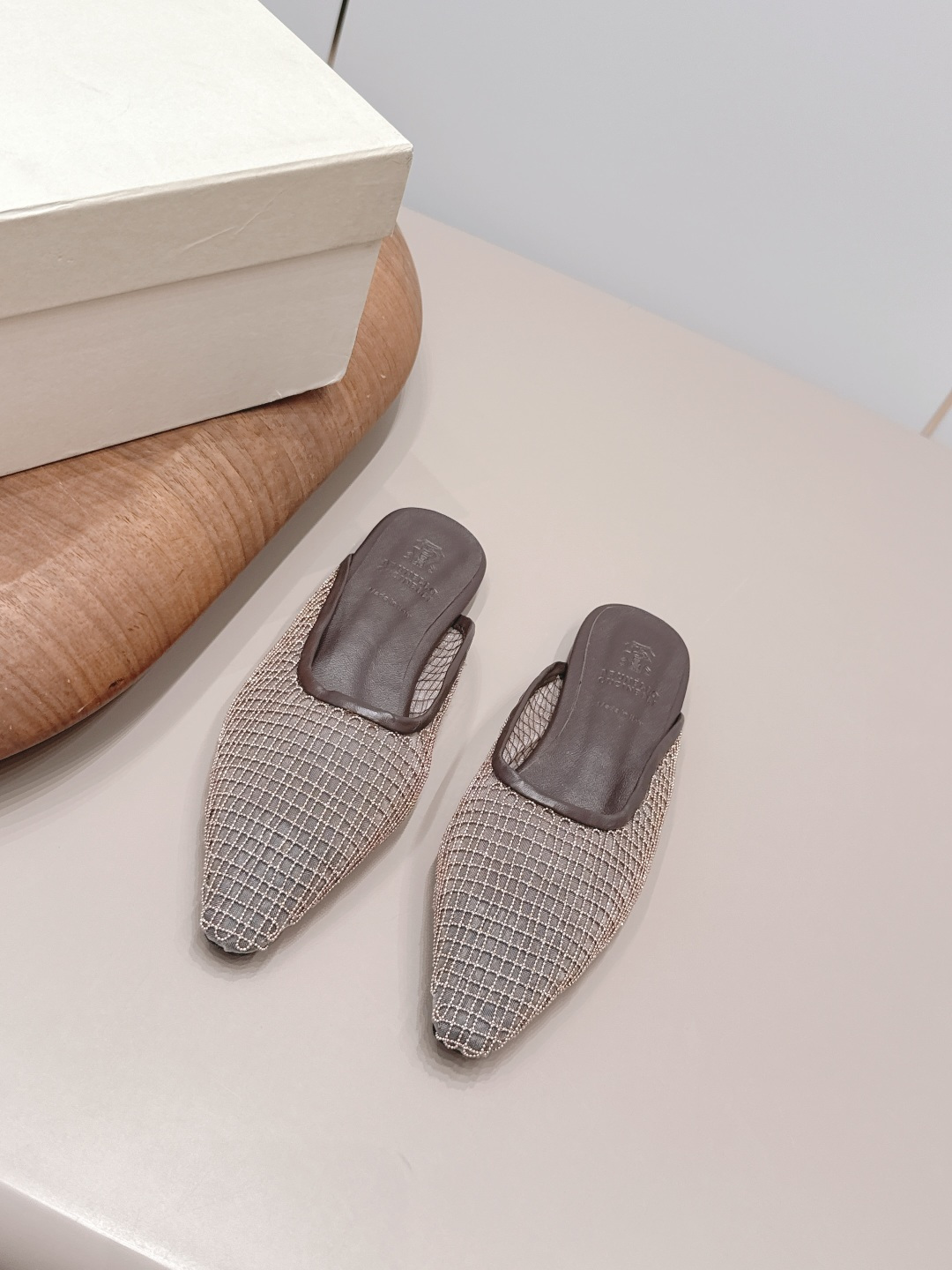 NO:872285,'Exclusive Top Edition' BrunelloCucinell*·BC 26vs the latest square-toe shoe series for spring and summer... Square-toe shoes have always been very feminine, elegant, refined, not hasty or slow, and have a kind of temperament that many loafers cannot match. But if pointed-toe high heels are tired after being worn for a long time, then a pair of square-toe flat shoes that are easy to wear and look good are just needed. Imported cowhide, fine leather, foot feel is very important. Needless to say, this needs to be said. Women know the importance of a good pair of shoes.  To avoid all kinds of friction and wear on your feet, a delicate texture is a must... Fabric: Original customized sheepskin/mesh/bead chain craftsmanship Lining: Original customized sheepskin Foot pads: Original customized sheepskin Outsole: Original customized leather sole Heel height: 0.8cm Code number: 35-39 (40.41.42. Customization is non-refundable) Packaging: Original full set of packaging Color: Official website updated simultaneously, half drag, brunello  cucinelli,loafers,flats,high heels,cowhide,sheepskin19860909《独家顶级版》BrunelloCucinell*·BC 26vs春夏最新方头单鞋系列… 方头鞋一贯是很有女人味的 优雅 精致不急不缓 是有一种气质的这是很多乐福鞋比拟不了的 但是如果尖头高跟鞋穿久了累 那么一双好穿好看的方头平底鞋就是刚需了 进口牛皮 皮质细腻 脚感很重要 这个不需要多说 女人太懂一双好鞋的重要性了 避免各种摩擦磨脚 细腻的质感就是必须要有的… 面料: 原版定制羊皮/网纱/珠链工艺 内里: 原版定制羊皮 垫脚: 原版定制羊皮 大底: 原版定制真皮底 跟高: 0.8cm 码数: 35-39（40.41.42.定制不退换） 包装: 原版全套包装 颜色:官网同步更新,半拖,brunello cucinelli,loafers,flats,high heels,cowhide,sheepskin,Women's Shoes