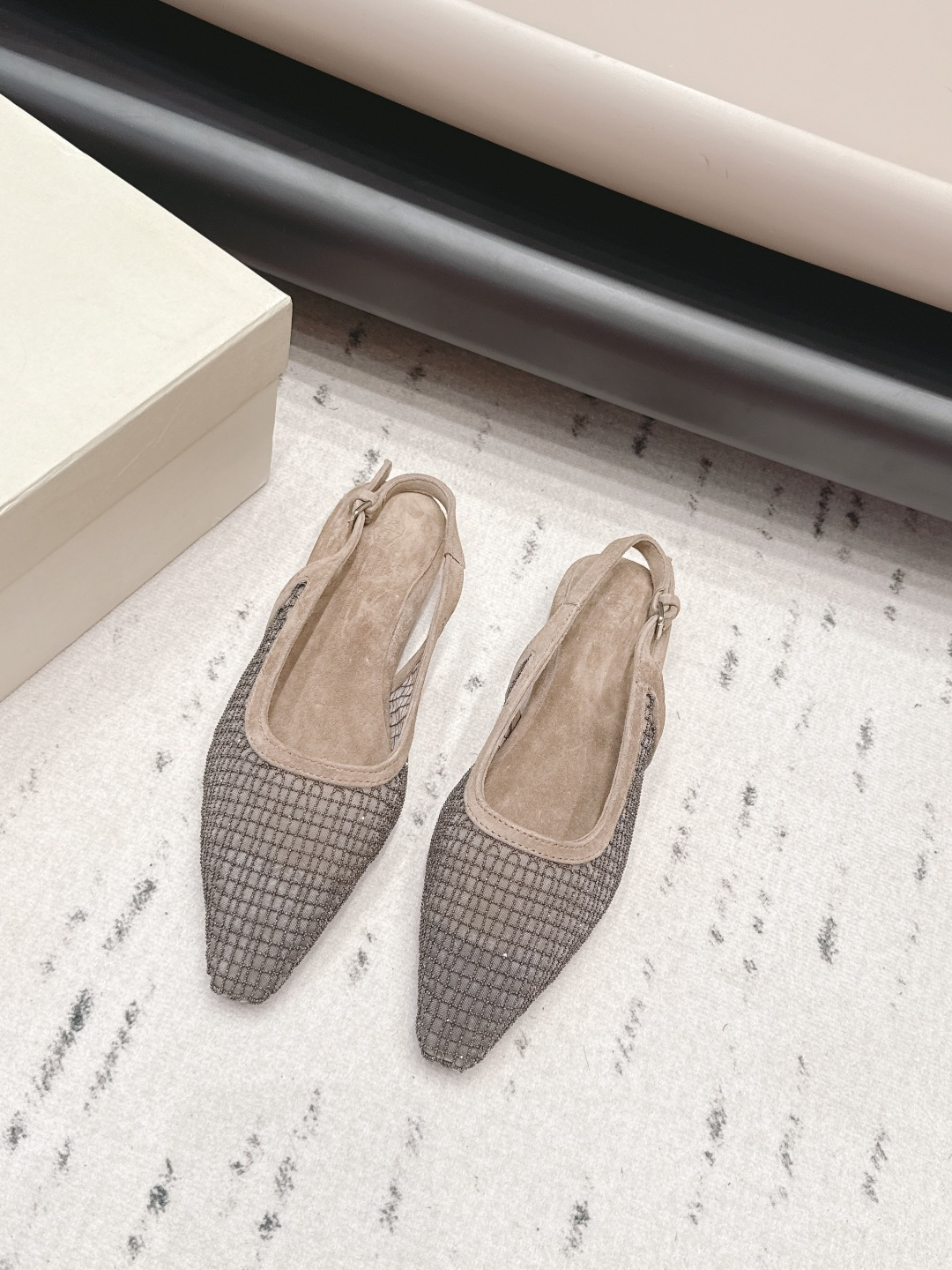 NO:872277,'Exclusive Top Edition' BrunelloCucinell*·BC 26vs the latest square-toe shoe series for spring and summer... Square-toe shoes have always been very feminine, elegant, refined, not hasty or slow, and have a kind of temperament that many loafers cannot match. But if pointed-toe high heels are tired after being worn for a long time, then a pair of square-toe flat shoes that are easy to wear and look good are just needed. Imported cowhide, fine leather, foot feel is very important. Needless to say, this needs to be said. Women know the importance of a good pair of shoes.  To avoid all kinds of friction and wear on your feet, a delicate texture is a must... Fabric: Original customized suede/mesh/bead chain craftsmanship Lining: Original customized sheepskin Foot pads: Original customized sheepskin Outsole: Original customized leather sole Heel height: 0.8cm Size: 35-39 (40.41.42. Customization is non-returnable) Packaging: Original full set of packaging Color: Official website updated simultaneously, half drag, brunello  cucinelli,loafers,flats,high heels,cowhide,sheepskin,chamois leather19860909《独家顶级版》BrunelloCucinell*·BC 26vs春夏最新方头单鞋系列… 方头鞋一贯是很有女人味的 优雅 精致不急不缓 是有一种气质的这是很多乐福鞋比拟不了的 但是如果尖头高跟鞋穿久了累 那么一双好穿好看的方头平底鞋就是刚需了 进口牛皮 皮质细腻 脚感很重要 这个不需要多说 女人太懂一双好鞋的重要性了 避免各种摩擦磨脚 细腻的质感就是必须要有的… 面料: 原版定制麂皮/网纱/珠链工艺 内里: 原版定制羊皮 垫脚: 原版定制羊皮 大底: 原版定制真皮底 跟高: 0.8cm 码数: 35-39（40.41.42.定制不退换） 包装: 原版全套包装 颜色:官网同步更新,半拖,brunello cucinelli,loafers,flats,high heels,cowhide,sheepskin,chamois leather,Women's Shoes