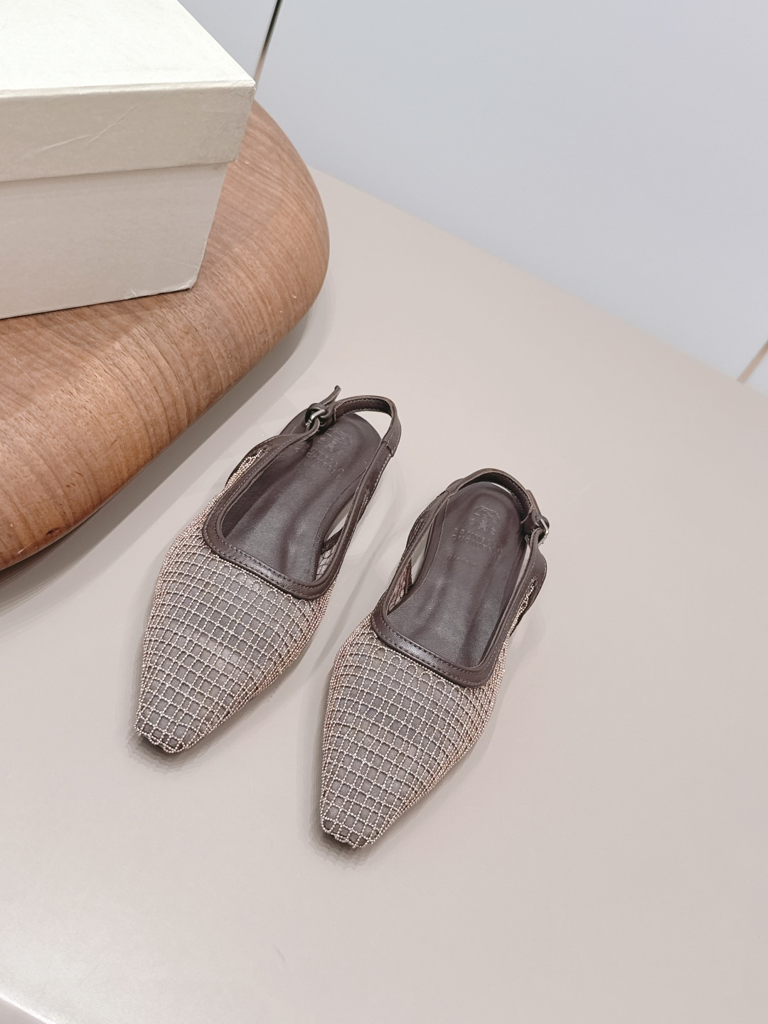 NO:872268,'Exclusive Top Edition' BrunelloCucinell*·BC 26vs the latest square-toe shoe series for spring and summer... Square-toe shoes have always been very feminine, elegant, refined, not hasty or slow, and have a kind of temperament that many loafers cannot match. But if pointed-toe high heels are tired after being worn for a long time, then a pair of square-toe flat shoes that are easy to wear and look good are just needed. Imported cowhide, fine leather, foot feel is very important. Needless to say, this needs to be said. Women know the importance of a good pair of shoes.  To avoid all kinds of friction and wear on your feet, a delicate texture is a must... Fabric: Original customized sheepskin/mesh/bead chain craftsmanship Lining: Original customized sheepskin Foot pads: Original customized sheepskin Outsole: Original customized leather sole Heel height: 0.8cm Code number: 35-39 (40.41.42. Customization is non-refundable) Packaging: Original full set of packaging Color: Official website updated simultaneously, half drag, brunello  cucinelli,loafers,flats,high heels,cowhide,sheepskin19860909《独家顶级版》BrunelloCucinell*·BC 26vs春夏最新方头单鞋系列… 方头鞋一贯是很有女人味的 优雅 精致不急不缓 是有一种气质的这是很多乐福鞋比拟不了的 但是如果尖头高跟鞋穿久了累 那么一双好穿好看的方头平底鞋就是刚需了 进口牛皮 皮质细腻 脚感很重要 这个不需要多说 女人太懂一双好鞋的重要性了 避免各种摩擦磨脚 细腻的质感就是必须要有的… 面料: 原版定制羊皮/网纱/珠链工艺 内里: 原版定制羊皮 垫脚: 原版定制羊皮 大底: 原版定制真皮底 跟高: 0.8cm 码数: 35-39（40.41.42.定制不退换） 包装: 原版全套包装 颜色:官网同步更新,半拖,brunello cucinelli,loafers,flats,high heels,cowhide,sheepskin,Women's Shoes