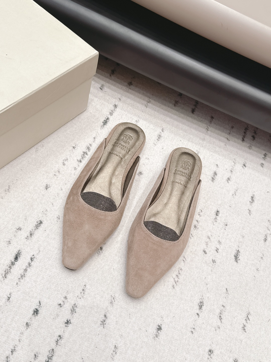 NO:872251,'Exclusive Top Edition' BrunelloCucinell*·BC 26vs the latest square-toe shoe series for spring and summer... Square-toe shoes have always been very feminine, elegant, refined, not hasty or slow, and have a kind of temperament that many loafers cannot match. But if pointed-toe high heels are tired after being worn for a long time, then a pair of square-toe flat shoes that are easy to wear and look good are just needed. Imported cowhide, fine leather, foot feel is very important. Needless to say, this needs to be said. Women know the importance of a good pair of shoes.  To avoid all kinds of friction and wear on your feet, a delicate texture is a must... Fabric: Original customized suede/bead chain craftsmanship Lining: Original customized sheepskin Foot pads: Original customized sheepskin Outsole: Original customized leather sole Heel height: 0.8cm Code number: 35-39 (40.41.42. Customization is non-returnable) Packaging: Original full set of packaging Color: Official website updated simultaneously, half drag, brunello  cucinelli,loafers,flats,high heels,cowhide,sheepskin,chamois leather19860909《独家顶级版》BrunelloCucinell*·BC 26vs春夏最新方头单鞋系列… 方头鞋一贯是很有女人味的 优雅 精致不急不缓 是有一种气质的这是很多乐福鞋比拟不了的 但是如果尖头高跟鞋穿久了累 那么一双好穿好看的方头平底鞋就是刚需了 进口牛皮 皮质细腻 脚感很重要 这个不需要多说 女人太懂一双好鞋的重要性了 避免各种摩擦磨脚 细腻的质感就是必须要有的… 面料: 原版定制麂皮/珠链工艺 内里: 原版定制羊皮 垫脚: 原版定制羊皮 大底: 原版定制真皮底 跟高: 0.8cm 码数: 35-39（40.41.42.定制不退换） 包装: 原版全套包装 颜色:官网同步更新,半拖,brunello cucinelli,loafers,flats,high heels,cowhide,sheepskin,chamois leather,Women's Shoes