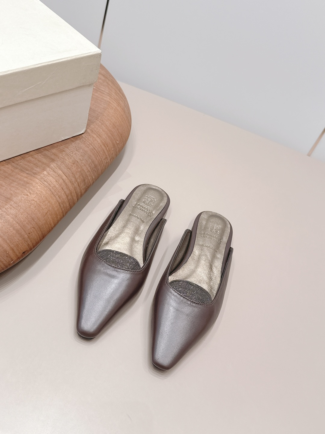 NO:872242,'Exclusive Top Edition' BrunelloCucinell*·BC 26vs the latest square-toe shoe series for spring and summer... Square-toe shoes have always been very feminine, elegant, refined, not hasty or slow, and have a kind of temperament that many loafers cannot match. But if pointed-toe high heels are tired after being worn for a long time, then a pair of square-toe flat shoes that are easy to wear and look good are just needed. Imported cowhide, fine leather, foot feel is very important. Needless to say, this needs to be said. Women know the importance of a good pair of shoes.  To avoid all kinds of friction and wear on your feet, a delicate texture is a must... Fabric: Original customized sheepskin/bead chain craftsmanship Lining: Original customized sheepskin Foot pads: Original customized sheepskin Outsole: Original customized genuine leather sole Heel height: 0.8cm Size: 35-39 (40.41.42. Customization is non-refundable) Packaging: Original full set of packaging Color: Official website updated simultaneously, half drag, brunello  cucinelli,loafers,flats,high heels,cowhide,sheepskin19860909《独家顶级版》BrunelloCucinell*·BC 26vs春夏最新方头单鞋系列… 方头鞋一贯是很有女人味的 优雅 精致不急不缓 是有一种气质的这是很多乐福鞋比拟不了的 但是如果尖头高跟鞋穿久了累 那么一双好穿好看的方头平底鞋就是刚需了 进口牛皮 皮质细腻 脚感很重要 这个不需要多说 女人太懂一双好鞋的重要性了 避免各种摩擦磨脚 细腻的质感就是必须要有的… 面料: 原版定制羊皮/珠链工艺 内里: 原版定制羊皮 垫脚: 原版定制羊皮 大底: 原版定制真皮底 跟高: 0.8cm 码数: 35-39（40.41.42.定制不退换） 包装: 原版全套包装 颜色:官网同步更新,半拖,brunello cucinelli,loafers,flats,high heels,cowhide,sheepskin,Women's Shoes