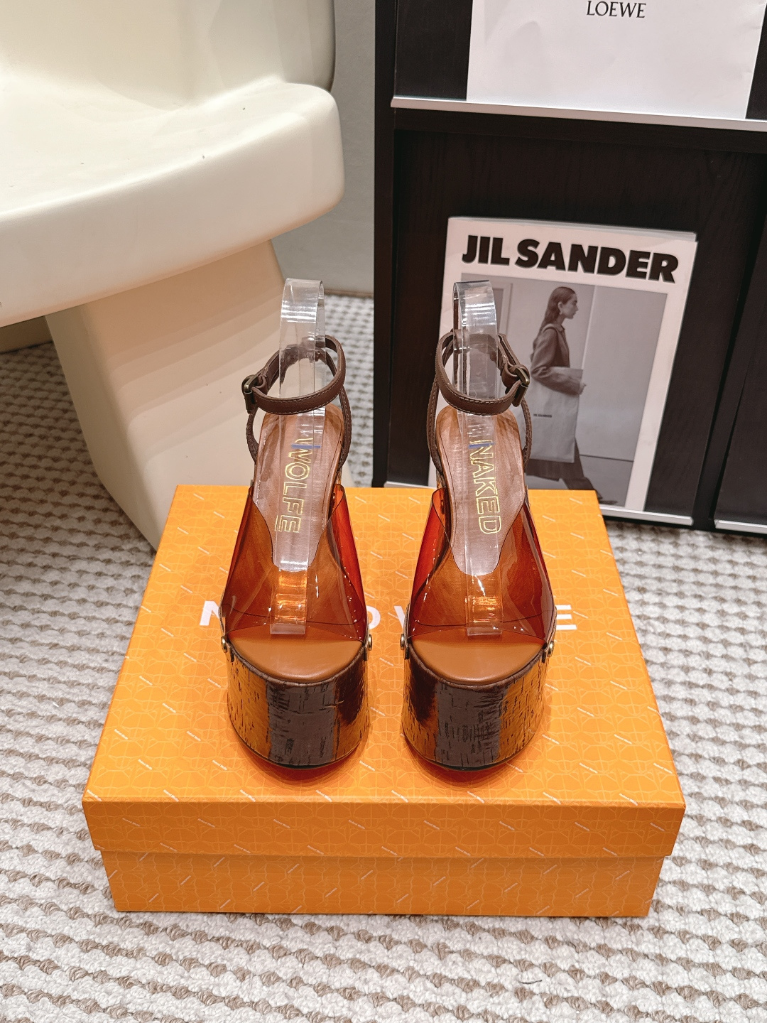 NO:816116,Purchasing agent nakedwolf*26s spring and summer new round toe platform sandals and slippers nakedwolf*e Ned Wolf is a London fashion designer brand with the famous logo of the wolf head. It enjoys a high reputation in the luxury goods industry and is famous for its thick and crisp design. It is committed to creating bold and avant-garde shoes. This fashion boot is the master of the Ned Wolf family. The original mold is opened and 1:1 details are restored... Upper: Original customized cowhide/TPU film Lining: Original customized sheepskin Foot pads: Original customized sheepskin Outsole: Original molded foam combination Heel height: 14cm Size: 35-39 (40.41 customization is non-returnable) Packaging: Original complete package, high heels and sandals, sandals, boots, high heels, slippers, cowhide, sheepskin19860909代购级 nakedwolf*26s春夏新款圆头松糕厚底凉鞋 拖鞋 nakedwolf*e 耐德·沃夫是一家伦敦时装设计师品牌,狼头的知名标识,在奢侈品界享有盛誉,以厚实而挺括的设计著称,致力于打造大胆前卫的鞋履,这一款时装靴更是耐得·沃夫家族中的集大成者,原版开模,1:1细节还原…… 鞋面: 原版定制牛皮/TPU胶片 内里: 原版定制羊皮 垫脚: 原版定制羊皮 大底: 原版开模发泡组合 跟高: 14cm 码数: 35-39（40.41定制不退换） 包装: 原版全套包装,高跟鞋凉鞋,sandals,boots,high heels,slippers,cowhide,sheepskin,Women's Shoes
