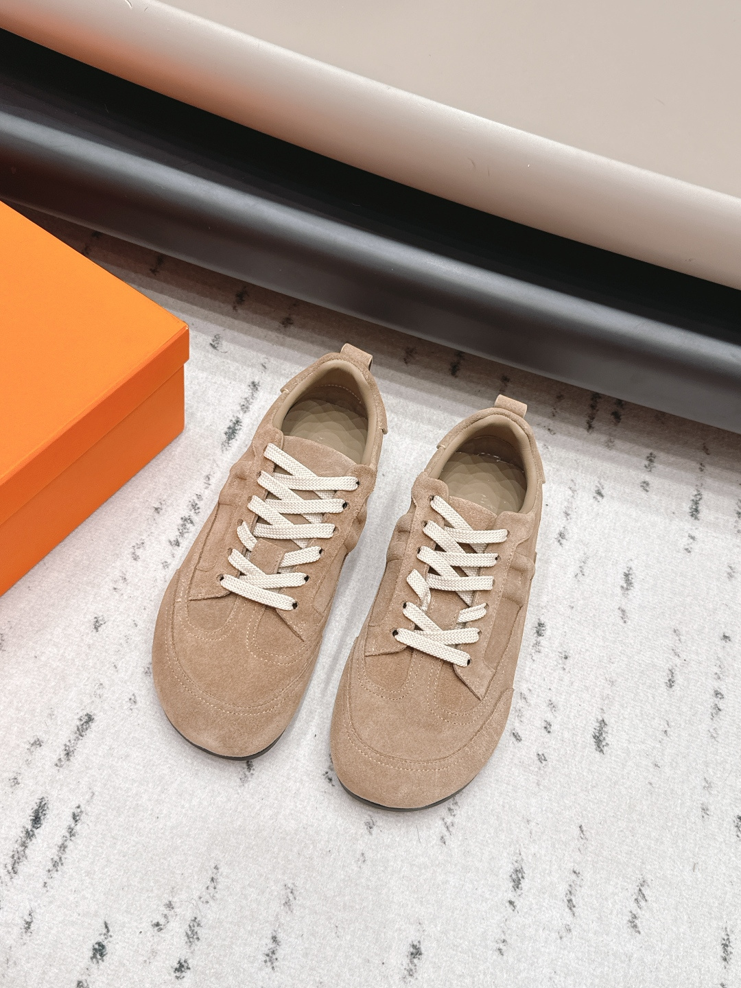 NO:872228,'Exclusive top version' for men and women Hermes 26vs new spring and summer couple casual shoes series... Classic sports style + British color matching design, classic and attractive!  Original inverted mold last, ultimate 1:1 shape, imported high-end mesh material showing exquisite texture!  Open the mold to customize the A-level high-density private mold outsole with luxurious packaging!  Unique quality, original custom-made suede fabric, original custom-made cowhide lining, original custom-made cowhide for foot pads, original open-molded injection molding outsole, original full set of packaging, code number 35-44 (40.41 for women, 45.46 for men, customized). Colors are updated simultaneously on the official website, casual shoes/sports shoes, hermes, hermes, sneakers, cowhide, chamois leather19860909女男《独家顶级版本》 Hermes爱马*仕26vs春夏新款情侣休闲鞋系列…… 经典运动风格+英伦拼色设计,经典耐看！原版倒模楦型,极致1:1形体,进口高端网料呈现出精致质感！开模定制A级高密私模大底,奢华包装！独-无二品质, 面料原版定制麂皮 内里原版定制牛皮 垫脚原版定制牛皮 大底原版开模注塑成型底 包装原版全套包装 码数35-44（女40.41.男45.46.定制） 颜色官网同步更新,休闲鞋/运动鞋,hermes,hermes,sneakers,cowhide,chamois leather,Women's Shoes