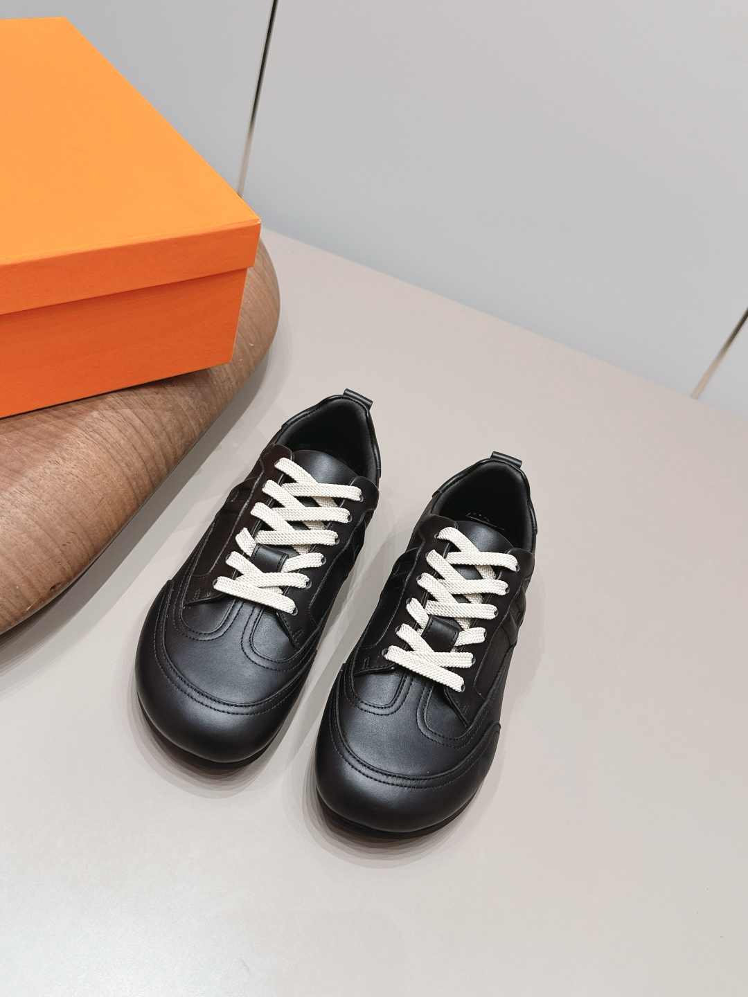 NO:872219,'Exclusive top version' for men and women Hermes 26vs new spring and summer couple casual shoes series... Classic sports style + British color matching design, classic and attractive!  Original inverted mold last, ultimate 1:1 shape, imported high-end mesh material showing exquisite texture!  Open the mold to customize the A-level high-density private mold outsole with luxurious packaging!  Unique quality, original custom-made cowhide fabric, original custom-made cowhide lining, original custom-made cowhide for feet, original open-molded injection molding outsole, original full set of packaging, code number 35-44 (40.41 for women, 45.46 for men, customized). Colors are updated simultaneously on the official website, casual shoes/sports shoes, hermes, hermes, sneakers, cowhide19860909女男《独家顶级版本》 Hermes爱马*仕26vs春夏新款情侣休闲鞋系列…… 经典运动风格+英伦拼色设计,经典耐看！原版倒模楦型,极致1:1形体,进口高端网料呈现出精致质感！开模定制A级高密私模大底,奢华包装！独-无二品质, 面料原版定制牛皮 内里原版定制牛皮 垫脚原版定制牛皮 大底原版开模注塑成型底 包装原版全套包装 码数35-44（女40.41.男45.46.定制） 颜色官网同步更新,休闲鞋/运动鞋,hermes,hermes,sneakers,cowhide,Women's Shoes