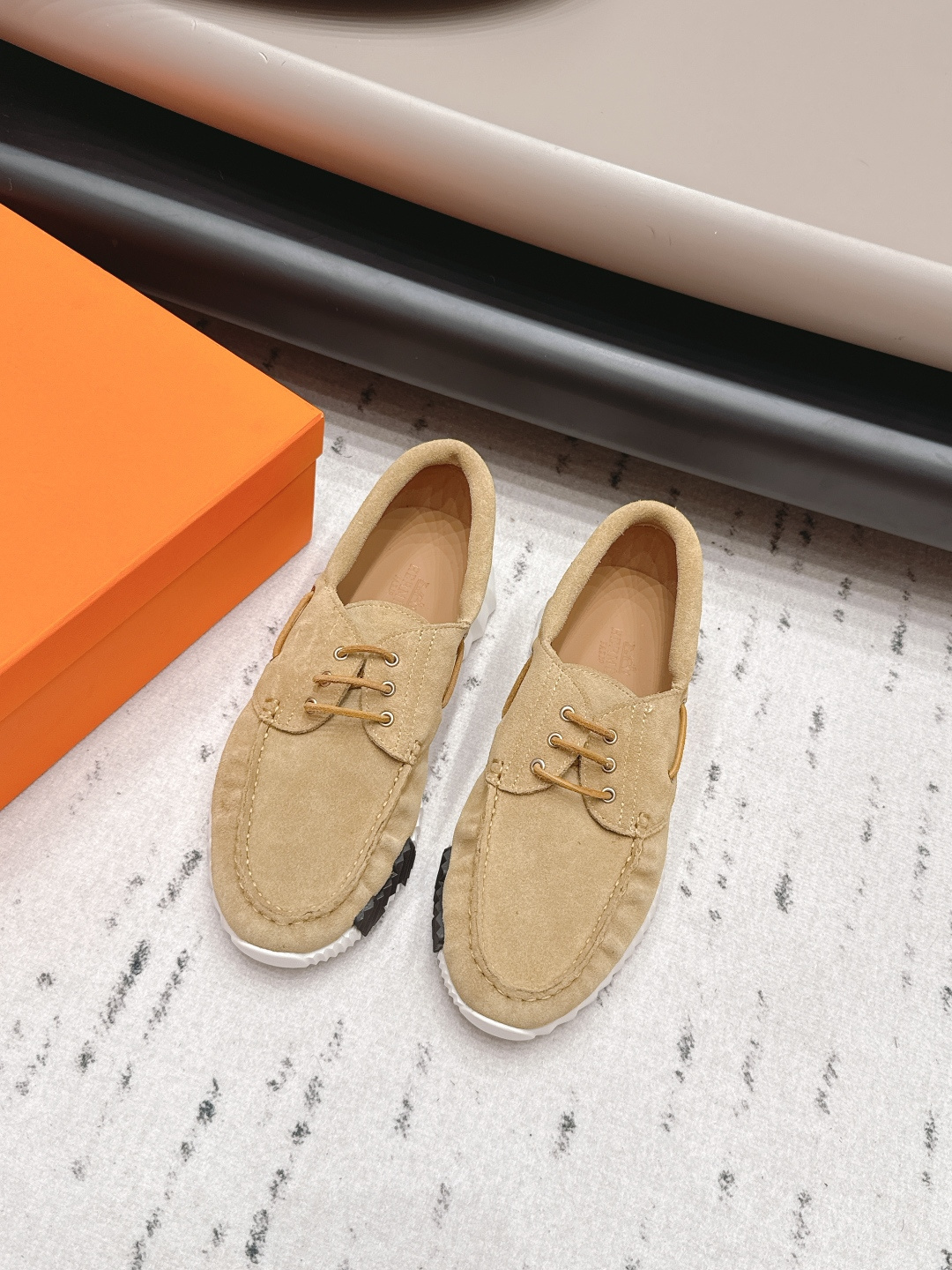 NO:872226,'Exclusive top version' for men and women Hermes 26vs new spring and summer couple casual shoes series... Classic sports style + British color matching design, classic and attractive!  Original inverted mold last, ultimate 1:1 shape, imported high-end mesh material showing exquisite texture!  Open the mold to customize the A-level high-density private mold outsole with luxurious packaging!  Unique quality, original custom-made suede fabric, original custom-made cowhide lining, original custom-made cowhide for feet, original molded TPU outsole, original full set of packaging, code number 35-44 (40.41 for women, 45.46 for men, customized). Colors are updated simultaneously on the official website, casual shoes/sports shoes, hermes, hermes, sneakers, cowhide, chamois leather19860909女男《独家顶级版本》 Hermes爱马*仕26vs春夏新款情侣休闲鞋系列…… 经典运动风格+英伦拼色设计,经典耐看！原版倒模楦型,极致1:1形体,进口高端网料呈现出精致质感！开模定制A级高密私模大底,奢华包装！独-无二品质, 面料原版定制麂皮 内里原版定制牛皮 垫脚原版定制牛皮 大底原版开模TPU成型底 包装原版全套包装 码数35-44（女40.41.男45.46.定制） 颜色官网同步更新,休闲鞋/运动鞋,hermes,hermes,sneakers,cowhide,chamois leather,Women's Shoes