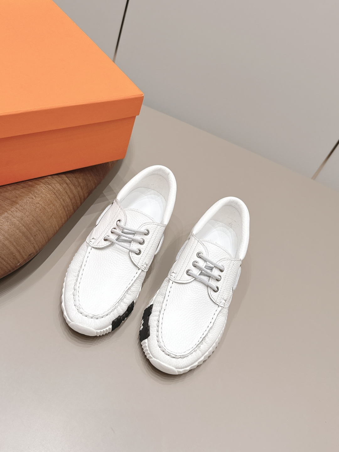 NO:872233,'Exclusive top version' for men and women Hermes 26vs new spring and summer couple casual shoes series... Classic sports style + British color matching design, classic and attractive!  Original inverted mold last, ultimate 1:1 shape, imported high-end mesh material showing exquisite texture!  Open the mold to customize the A-level high-density private mold outsole with luxurious packaging!  Unique quality, original custom cowhide fabric, original custom cowhide lining, original custom cowhide for feet, original molded TPU outsole, original full package packaging, code number 35-44 (female 40.41. male 45.46. customized). Color official website updated simultaneously, casual shoes/sports shoes, hermes, hermes, sneakers, cowhide19860909女男《独家顶级版本》 Hermes爱马*仕26vs春夏新款情侣休闲鞋系列…… 经典运动风格+英伦拼色设计,经典耐看！原版倒模楦型,极致1:1形体,进口高端网料呈现出精致质感！开模定制A级高密私模大底,奢华包装！独-无二品质, 面料原版定制牛皮 内里原版定制牛皮 垫脚原版定制牛皮 大底原版开模TPU成型底 包装原版全套包装 码数35-44（女40.41.男45.46.定制） 颜色官网同步更新,休闲鞋/运动鞋,hermes,hermes,sneakers,cowhide,Women's Shoes