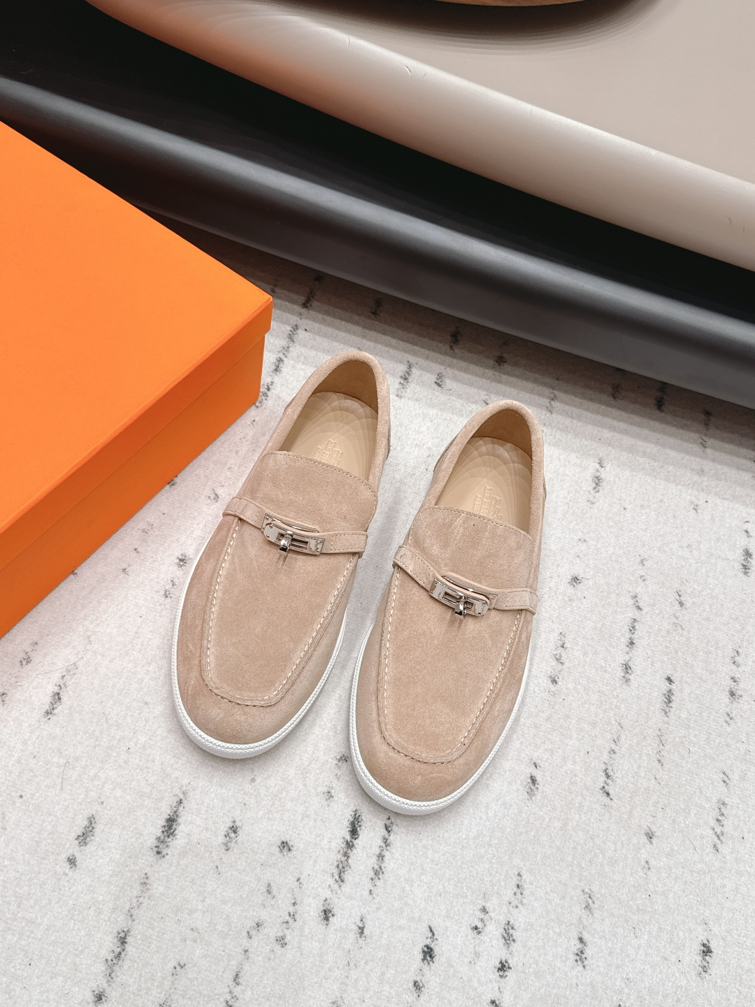 NO:872053,'Exclusive top version' for men and women Hermes 26vs new spring and summer couple casual shoes series... Classic sports style + British color matching design, classic and attractive!  Original inverted mold last, ultimate 1:1 shape, imported high-end mesh material showing exquisite texture!  Open the mold to customize the A-level high-density private mold outsole with luxurious packaging!  Unique quality, fabric original custom suede, lining original custom sheepskin, foot pads original custom sheepskin, outsole original molded TPU molded bottom, original full set packaging, code number 35-44 (female 40.41. male 45.46. customized). Color official website updated simultaneously, loafers, hermes, hermes, loafers, sheepskin, chamois leather19860909女男《独家顶级版本》 Hermes爱马*仕26vs春夏新款情侣休闲鞋系列…… 经典运动风格+英伦拼色设计,经典耐看！原版倒模楦型,极致1:1形体,进口高端网料呈现出精致质感！开模定制A级高密私模大底,奢华包装！独-无二品质, 面料原版定制麂皮 内里原版定制羊皮 垫脚原版定制羊皮 大底原版开模TPU成型底 包装原版全套包装 码数35-44（女40.41.男45.46.定制） 颜色官网同步更新,乐福鞋,hermes,hermes,loafers,sheepskin,chamois leather,Women's Shoes