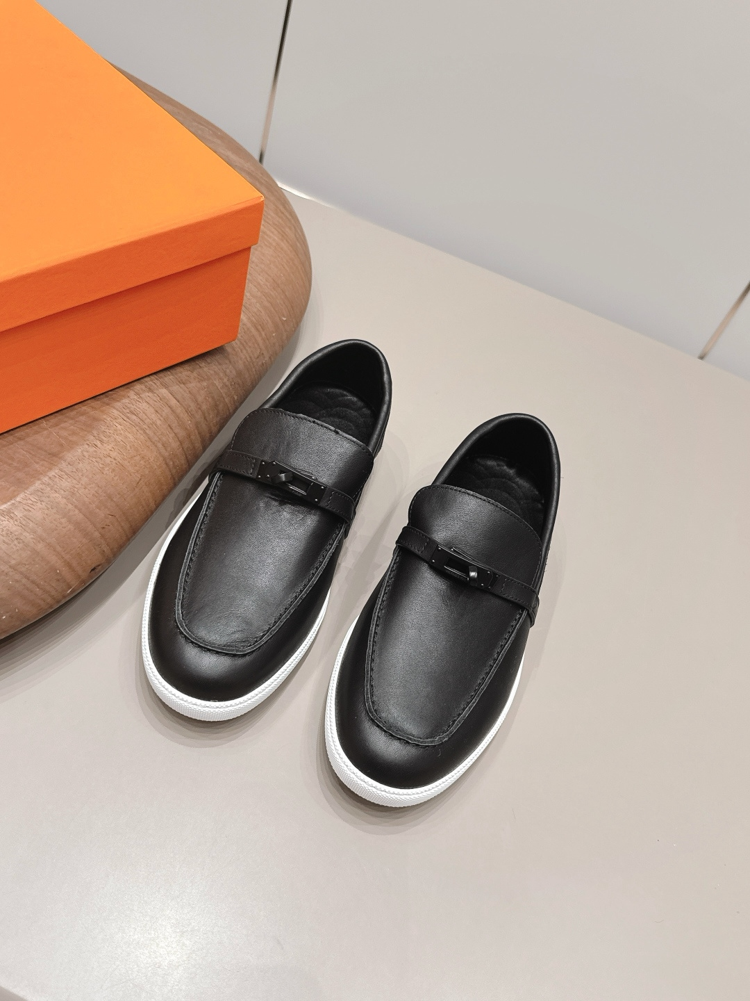 NO:872045,'Exclusive top version' for men and women Hermes 26vs new spring and summer couple casual shoes series... Classic sports style + British color matching design, classic and attractive!  Original inverted mold last, ultimate 1:1 shape, imported high-end mesh material showing exquisite texture!  Open the mold to customize the A-level high-density private mold outsole with luxurious packaging!  Unique quality, original custom-made cowhide fabric, original custom-made sheepskin lining, original custom-made sheepskin for feet, original molded TPU outsole, original complete packaging, code number 35-44 (40.41 for women, 45.46 for men, customized). The colors are updated simultaneously on the official website, loafers, hermes, hermes, loafers, cowhide, sheepskin.19860909女男《独家顶级版本》 Hermes爱马*仕26vs春夏新款情侣休闲鞋系列…… 经典运动风格+英伦拼色设计,经典耐看！原版倒模楦型,极致1:1形体,进口高端网料呈现出精致质感！开模定制A级高密私模大底,奢华包装！独-无二品质, 面料原版定制牛皮 内里原版定制羊皮 垫脚原版定制羊皮 大底原版开模TPU成型底 包装原版全套包装 码数35-44（女40.41.男45.46.定制） 颜色官网同步更新,乐福鞋,hermes,hermes,loafers,cowhide,sheepskin,Women's Shoes