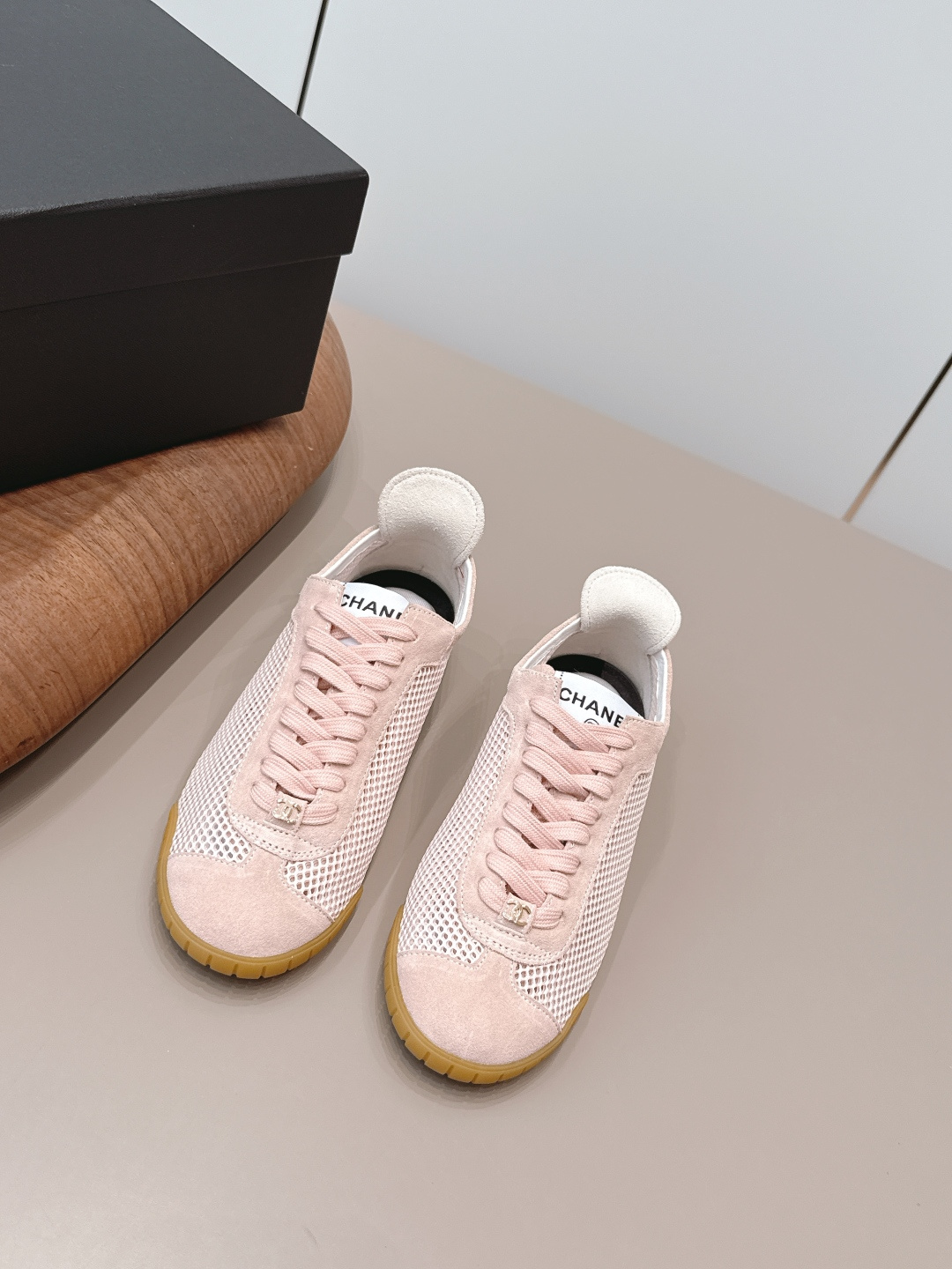 NO:872038,: 'Exclusive top version' Xiaoxiang C's 2026 vs. the latest popular casual series in early spring... [Round-toe mesh casual shoes] Fairy style, the latest color matching is amazing, irresistible, the latest biscuit shoes are currently super popular colorful casual shoes, the Internet celebrity Xiaohongshu is crazy about hot recommendations, and the silly and cute style has a retro flavor!  Special shape, very recognizable, slim and long legs, absolutely powerful, very comfortable to wear, good appearance, comfortable, and heightening. I must recommend it to everyone, the main feature of this year's series, minimalist style... Fabric: Original customized cowhide/breathable mesh Lining: Original customized sheepskin Foot: Original customized injection molding Outsole: Original open-molded TPU molded bottom Size: 35-39 (40.41. Customization is not returnable)  Packaging: original full set of packaging Color: official website updated simultaneously, casual shoes/sports shoes, chanel, sneakers, sheepskin19860909: 《独家顶级版本》  小香C家2026vs早春最新火爆休闲系列…【圆头网拼休闲鞋】  仙女款,最新的拼色绝了,无法抗拒,最新饼干鞋目前超级流行的彩色休闲鞋,网红明星小红书狂追热推 发售蠢萌可爱的造型带了点复古味！ 造型特殊,很有辨识度, 显瘦显腿长,绝对实力派,穿上也很舒服,高颜值 舒适,增高 一定要推荐给大家,今年系列的主打, 极简的风格…… 面料: 原版定制牛猄/透气网 内里: 原版定制羊皮 垫脚: 原版定制注塑成型 大底: 原版开模TPU成型底 码数: 35-39（40.41.定制不退换） 包装:原版全套包装 颜色:官网同步更新,休闲鞋/运动鞋,chanel,sneakers,sheepskin,Women's Shoes