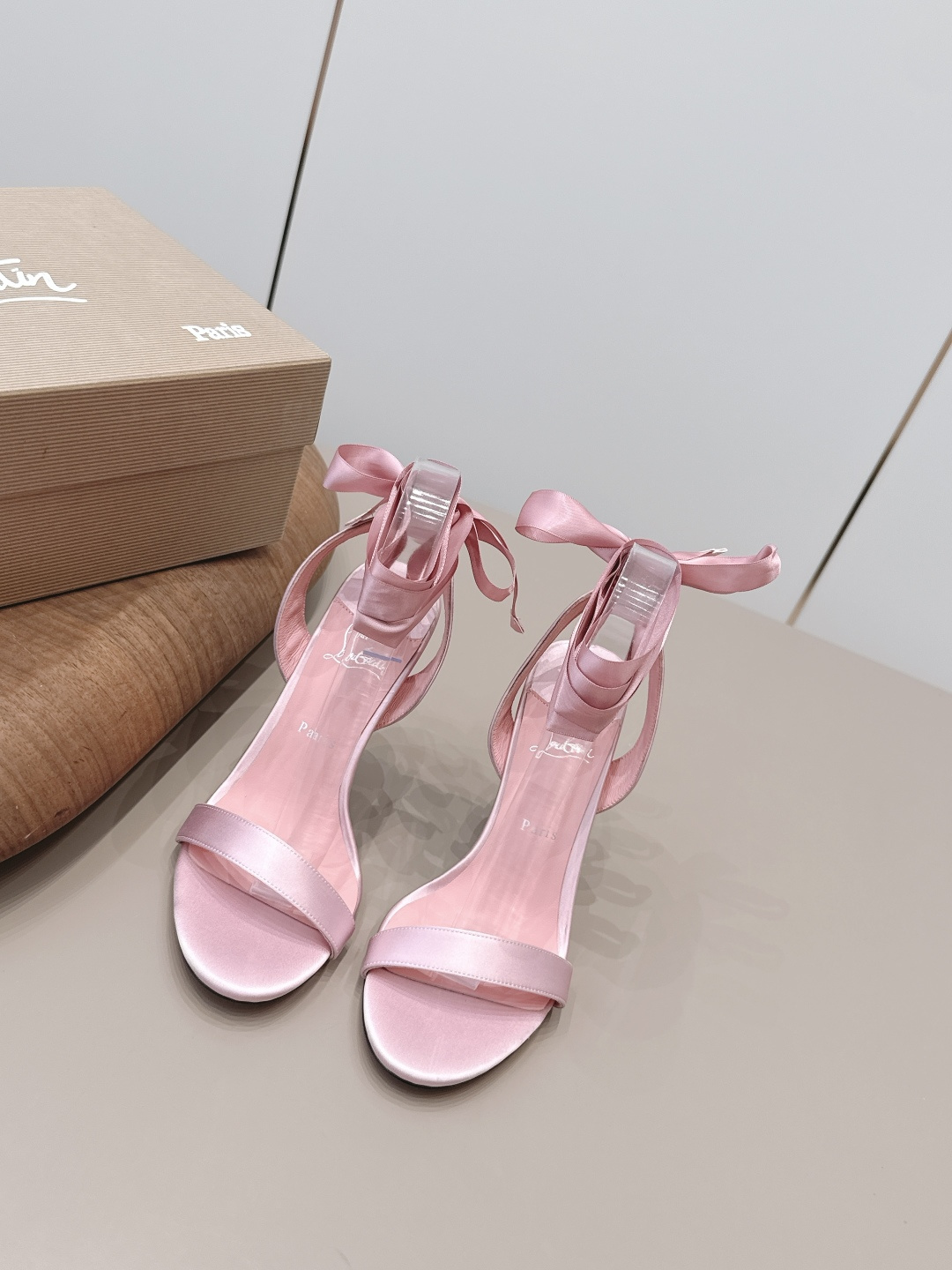 NO:872076,'Exclusive top version' Christian louboutin2026vs spring and summer latest fashion sandals series... [Round-toe high-heeled sandals] Original quality  Authentic European style, the upper foot is perfect to wear with this shoe. It is elegant and crystal clear. Regardless of the materials of the accessories, they are all customized one by one. You must go to get the original version. The whole series is full of exciting and external elements. The texture of different materials, the expression of texture and surface, have a strong artistic atmosphere... Upper: Original customized silk cloth Lining: Original customized sheepskin Feet:  Original customized sheepskin outsole: Original customized genuine leather outsole Heel height: 10cm Packaging: Original full set of packaging Size: 35-39 (40.41.42 customization is not returnable) Color: Official website updated simultaneously, high heels and sandals, sandals, high heels, sheepskin, real silk, Leather soles19860909《独家顶级版本》 Christian louboutin2026vs春夏最新时装凉鞋系列……【圆头高跟凉鞋】 原单品质 原汁原味的欧式风格,上脚非常完美穿搭上配此鞋,优雅大方,晶莹剔透,无论种各配件材质,都是家独一比一定制,必到做原版零距离,整系个列都充了满令兴人奋意和外的元结素合,不同材的质,肌的理面的料表现,具有极的浓艺术气息…… 鞋面: 原版定制真丝布 内里: 原版定制羊皮 垫脚: 原版定制羊皮 大底: 原版定制真皮大底 跟高: 10cm 包装: 原版全套包装 码数: 35-39(40.41.42定制不退换) 颜色: 官网同步更新,高跟鞋凉鞋,sandals,high heels,sheepskin,real silk,Leather soles,Women's Shoes