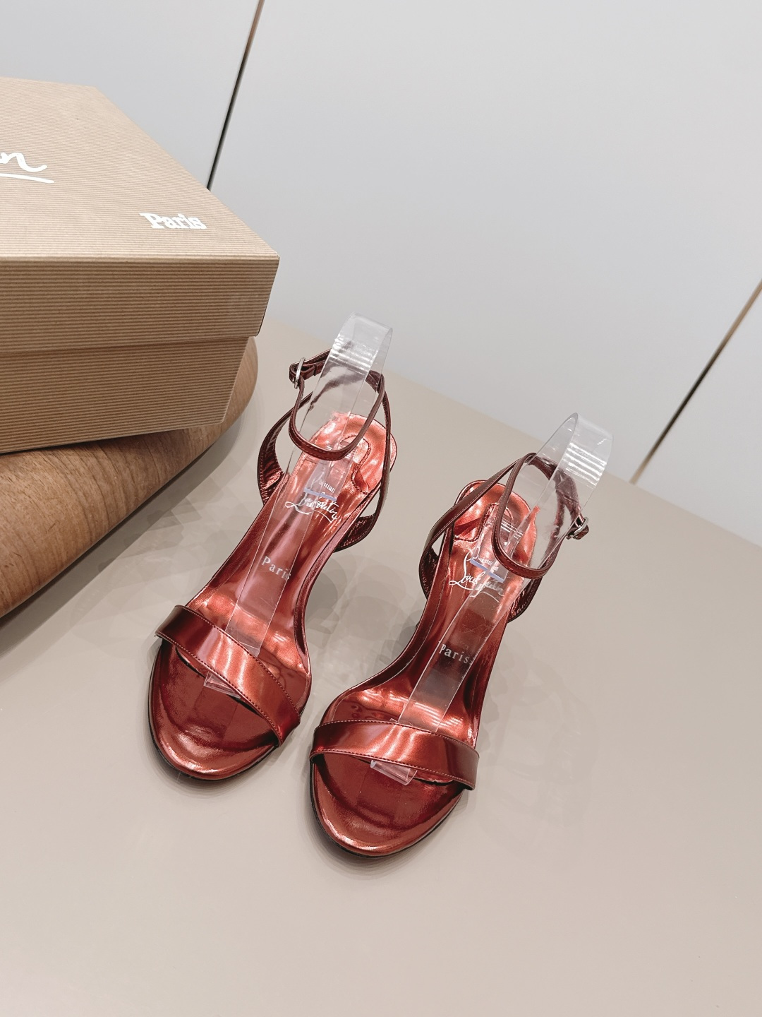 NO:872068,'Exclusive top version' Christian louboutin2026vs spring and summer latest fashion sandals series... [Round-toe high-heeled sandals] Original quality  Authentic European style, the upper foot is perfect to wear with this shoe. It is elegant and crystal clear. Regardless of the materials of the accessories, they are all customized one by one. You must go to get the original version. The whole series is full of exciting and external elements. The texture of different materials and the expression of texture and texture have a strong artistic atmosphere... Upper: Original customized sheepskin Lining: Original customized sheepskin Feet:  Original customized sheepskin outsole: Original customized genuine leather outsole Heel height: 10cm Packaging: Original full set of packaging Size: 35-39 (40.41.42 customization is not returnable) Color: Official website updated simultaneously, high heels and sandals, sandals, high heels, sheepskin, Leather soles19860909《独家顶级版本》 Christian louboutin2026vs春夏最新时装凉鞋系列……【圆头高跟凉鞋】 原单品质 原汁原味的欧式风格,上脚非常完美穿搭上配此鞋,优雅大方,晶莹剔透,无论种各配件材质,都是家独一比一定制,必到做原版零距离,整系个列都充了满令兴人奋意和外的元结素合,不同材的质,肌的理面的料表现,具有极的浓艺术气息…… 鞋面: 原版定制羊皮 内里: 原版定制羊皮 垫脚: 原版定制羊皮 大底: 原版定制真皮大底 跟高: 10cm 包装: 原版全套包装 码数: 35-39(40.41.42定制不退换) 颜色: 官网同步更新,高跟鞋凉鞋,sandals,high heels,sheepskin,Leather soles,Women's Shoes