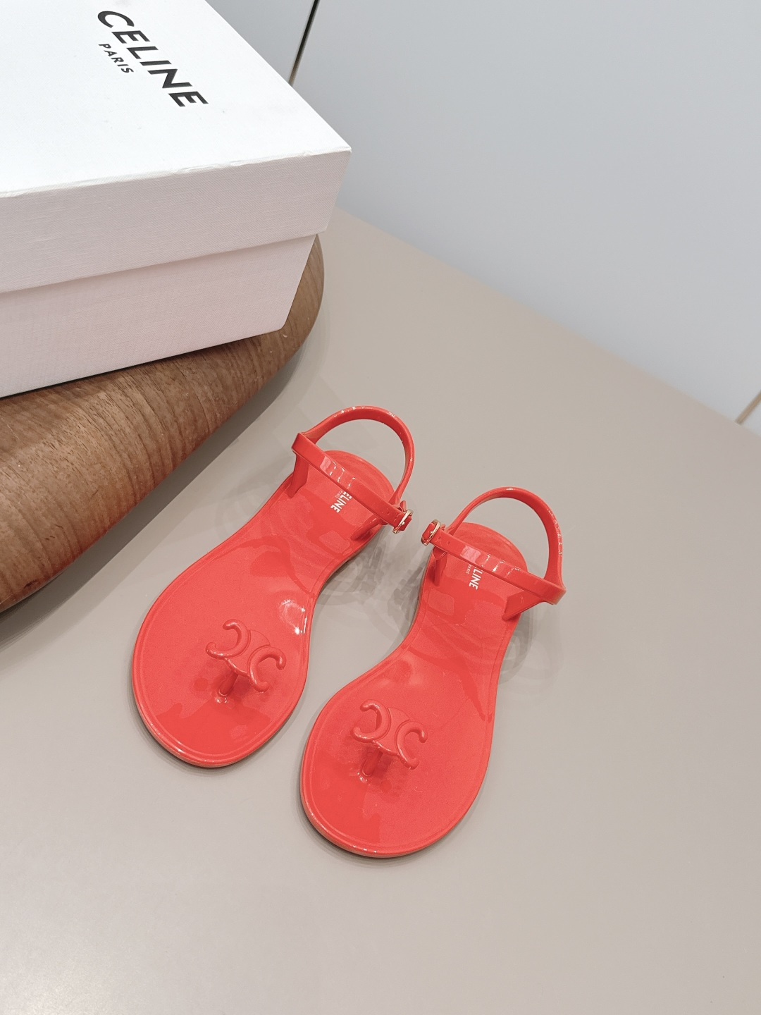NO:872004,'Exclusive top version' C*eline 2026 vs spring and summer grass latest hot sandal series... [Round-toe thong molded sandals] Paired with socks in summer, it is absolutely perfect with retro points and a full sense of fashion. The appearance is absolutely original purchased and developed, still the highest output, restoring the original customized retro feel... Fabric: Original molded TPU molding Inner: Original molded TPU molding Outsole: Original molded TPU molding Packaging:  Original full set of packaging Number of yards: 35-39 (40. Customization is non-refundable) Color: Official website updated simultaneously, sandals, sandals, socks19860909《独家顶级版本》  C*eline赛*琳2026vs春夏种草 最新爆款凉鞋系列…【圆头夹趾成型凉鞋】 夏天搭配袜子,简直绝绝子了复古的点上带上了满分时髦感颜值绝原版购入开发,依旧最高输出,还原原版定制复古感…… 面料: 原版开模TPU成型 内里: 原版开模TPU成型 大底: 原版开模TPU成型 包装: 原版全套包装 码数: 35-39（40.定制不退换） 颜色:官网同步更新,凉鞋,sandals,socks,Women's Shoes