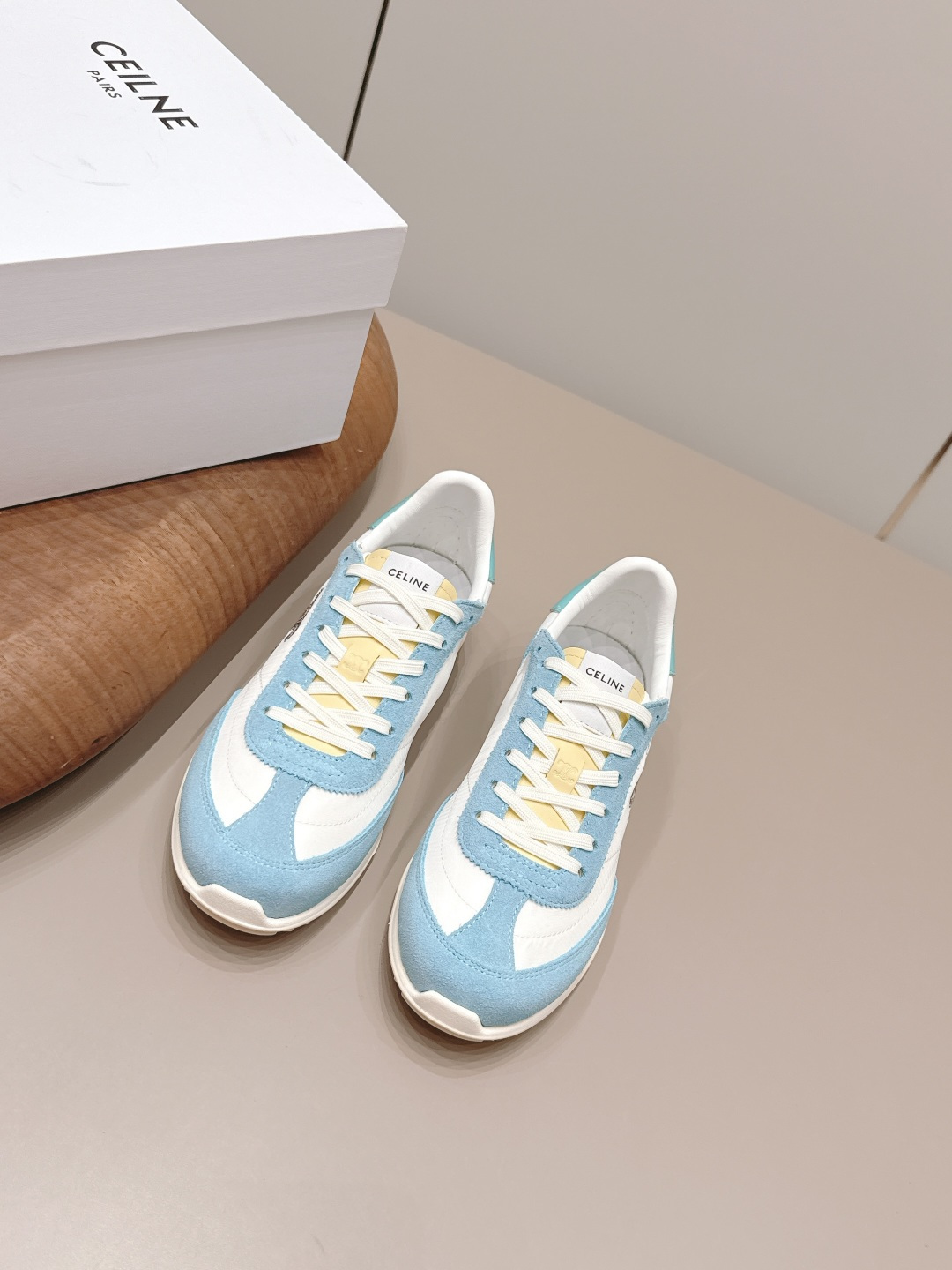 NO:872019,: 'Exclusive top version' CELlN*Saelin 2026vs Paris fashion conference latest popular casual series... [Round toe color matching casual shoes] Fashion trendy casual lover trendy style counter authentic 1-1 early autumn Korean trend version!  The counter recommends a top quality product with perfect workmanship and perfect details, counter quality!  Contrasting color positioning and splicing design!  Fashionable and casual personality!  Look like a goddess on your feet!  Simple line design, three-dimensional cutting, super invincible style, looks good no matter how you match it, super popular elements and colors, the whole set is youthful and beautiful, relaxed and eye-catching in the crowd, casual, comfortable, fashionable and versatile, a high-quality casual suit without any sense of age... Fabric: Original customized suede/weaving/color-blocking technology Lining: Original customized sheepskin Foot: Original customized sheepskin Outsole: Original molded TPU molded bottom Packaging:  Original full set of packaging Number of yards: 35-39 (40. Customized and non-returnable) Color: Official website updated simultaneously, high heels and sandals, sandals, high heels, sheepskin, chamois leather19860909: 《独家顶级版本》 CELlN*赛*琳2026vs巴黎时装发布会最新爆款休闲系列……【圆头拼色休闲鞋】 时尚潮流休闲情女潮流款专柜正品1-1早秋韩潮流版！专柜推荐一个顶级好东西做工,细节都堪称完美,专柜品质！撞色定位拼接设计！时尚休闲个性！上脚大气女神范！简约线条设计,立体剪栽,超级无敌有范儿,怎么搭配都好看,超级流行的元素和颜色整套穿着青春靓丽,轻松自在的在人群中吸晴养眼穿着效果,休闲舒适又时尚百搭,没有年龄感的高品质休闲套装…… 面料: 原版定制麂皮/织布/拼色工艺 内里: 原版定制羊皮 垫脚: 原版定制羊皮 大底: 原版开模TPU成型底 包装: 原版全套包装 码数: 35-39（40.定制不退换） 颜色:官网同步更新,高跟鞋凉鞋,sandals,high heels,sheepskin,chamois leather,Women's Shoes