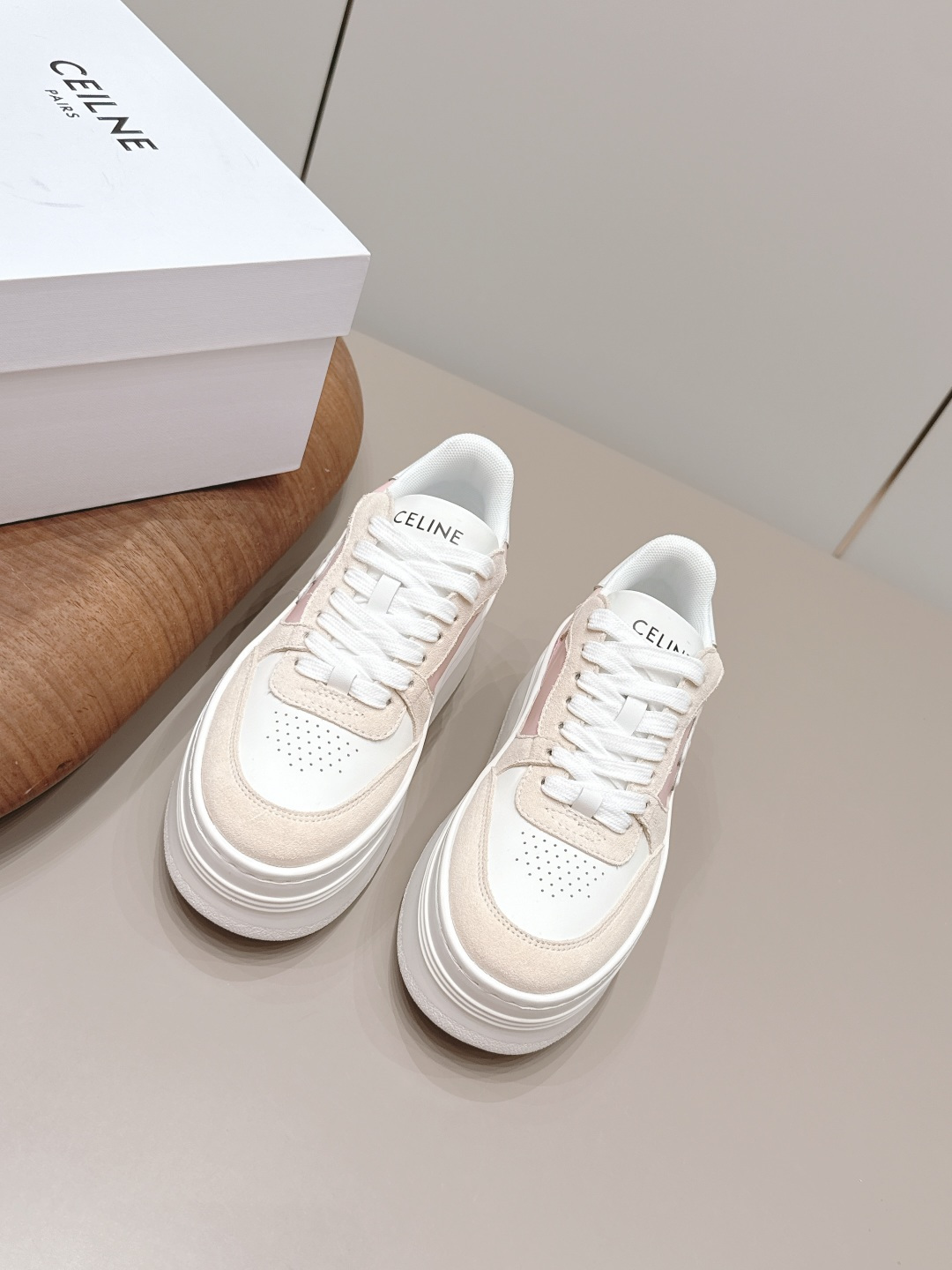 NO:872012,:Thick-soled 'Exclusive top version' CELlN*Celin 2026vs Paris fashion conference latest popular casual series... [Color-blocking thick-soled casual shoes] Fashion casual lover trendy counter authentic 1-1 early autumn Korean trend version!  The counter recommends a top quality product with perfect workmanship and perfect details, counter quality!  Contrasting color positioning and splicing design!  Fashionable and casual personality!  Look like a goddess on your feet!  Simple line design, three-dimensional cutting, super invincible style, looks good no matter how you match it, super popular elements and colors, the whole set is youthful and beautiful, relaxed and eye-catching in the crowd, casual, comfortable, fashionable and versatile, a high-quality casual suit without a sense of age... Fabric: Original customized cowhide color matching process Inner: Original customized breathable mesh Footing: Original breathable mesh injection molding Outsole: Original open-molded TPU molded bottom Packaging:  Original full set of packaging Number of yards: 35-39 (40. Customized and non-returnable) Color: Official website updated simultaneously, high heels and sandals, sandals, high heels, cowhide19860909:厚底《独家顶级版本》 CELlN*赛*琳2026vs巴黎时装发布会最新爆款休闲系列……【拼色厚底休闲鞋】 时尚潮流休闲情女潮流款专柜正品1-1早秋韩潮流版！专柜推荐一个顶级好东西做工,细节都堪称完美,专柜品质！撞色定位拼接设计！时尚休闲个性！上脚大气女神范！简约线条设计,立体剪栽,超级无敌有范儿,怎么搭配都好看,超级流行的元素和颜色整套穿着青春靓丽,轻松自在的在人群中吸晴养眼穿着效果,休闲舒适又时尚百搭,没有年龄感的高品质休闲套装…… 面料: 原版定制牛皮拼色工艺 内里: 原版定制透气网 垫脚: 原版透气网布注塑成型 大底: 原版开模TPU成型底 包装: 原版全套包装 码数: 35-39（40.定制不退换） 颜色:官网同步更新,高跟鞋凉鞋,sandals,high heels,cowhide,Women's Shoes