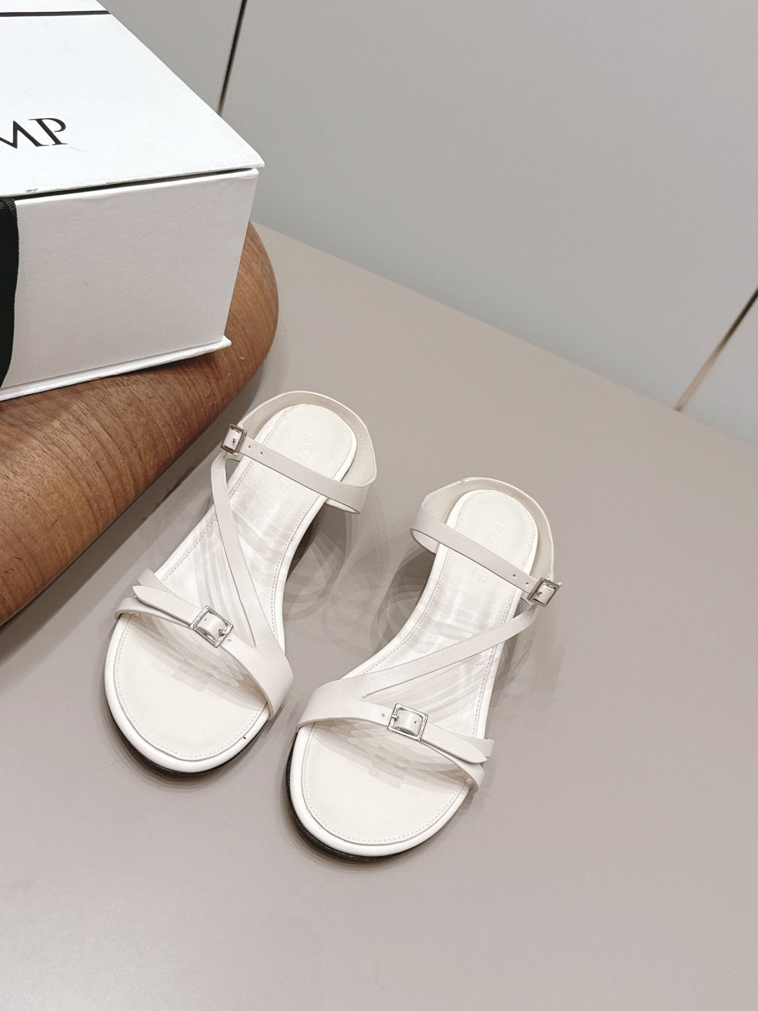 NO:872073,'Exclusive Top Version' COTEMP~Niche trendy brand 26vs the latest spring and summer hot sandal series... [Round-toe cat-heel sandals] are really beautiful!  A new niche brand, every color is beautiful, every pair is handmade, the upper is full of flowers, and has the beauty of blooming flowers. Every color has a unique outfit, and every style is exclusive to everyone!  Beauty is different, that's how the world should be!  It’s super comfortable on your feet!  !  The fit is also very friendly!  Original custom-made cowhide for the upper, original custom-made sheepskin lining, original custom-made leather outsole, heel height 3.5cm, size 35-39 (40.41.customized), colors updated simultaneously on the official website, sandals, sandals, cowhide, sheepskin, Leather soles19860909《独家顶级版本》 COTEMP～小众潮牌26vs春夏最新爆款凉鞋系列…【圆头猫跟凉鞋】 真的的美死了！新款小众品牌,每一个颜色都很好看 每一双都是手工制作,鞋面繁花,有繁花似锦的美意 每一个颜色都有独特的穿搭,搭配出的每种风格,都是每个人的专属！ 美丽各有不同,世界本该如此！上脚超级舒适的哦！！版型也很友好！ 鞋面原版定制牛皮 内里原版定制羊皮 大底原版定制真皮大底 跟高3.5cm 码数35-39（40.41.定制） 颜色官网同步更新,凉鞋,sandals,cowhide,sheepskin,Leather soles,Women's Shoes