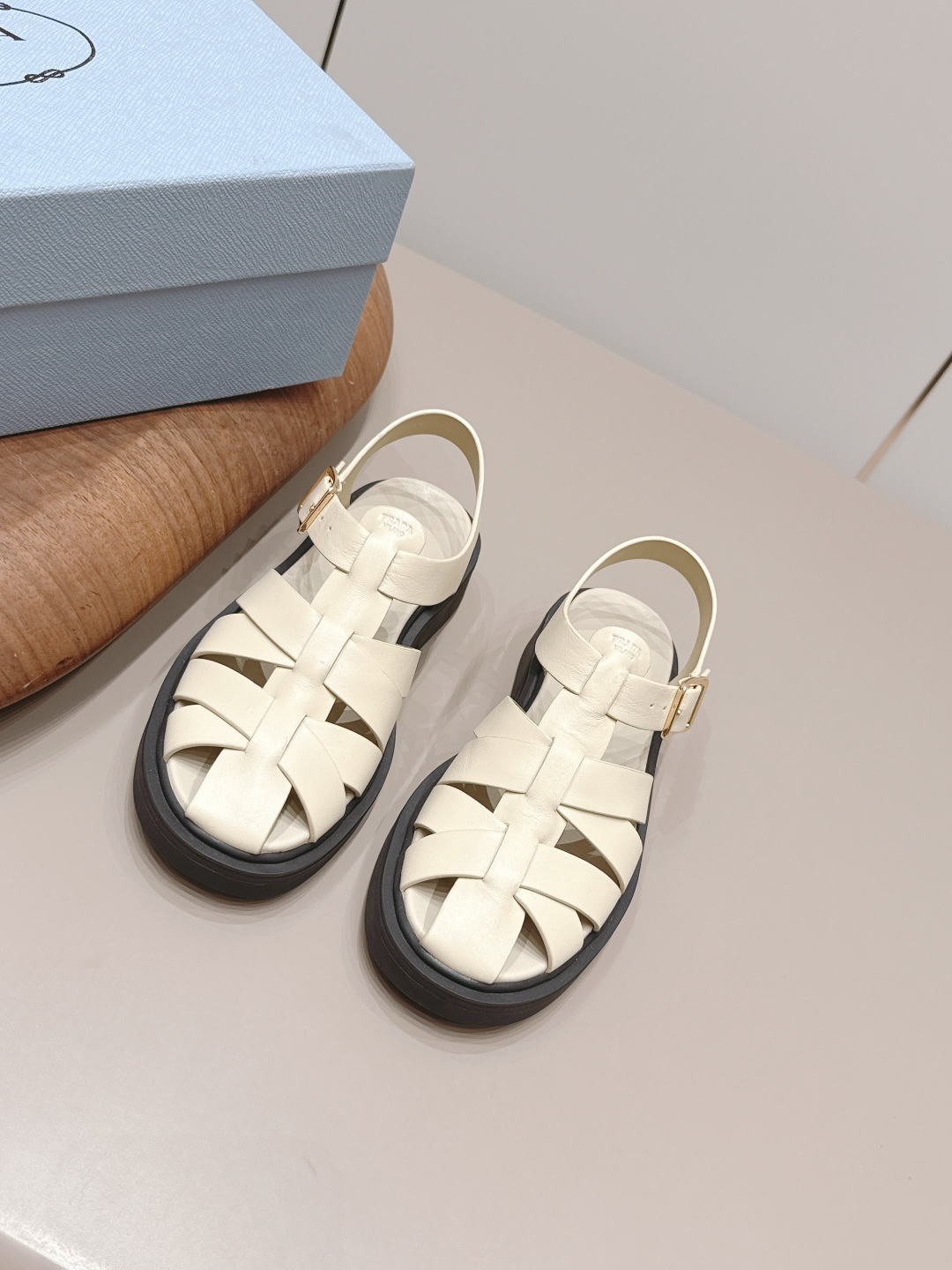 NO:872065,: 'Exclusive top version' PRAD-A 2026 vs new casual sandals series... [Round-toe thick-soled casual sandals] Original 1:1 customization, this year's most fashionable British-style retro casual shoes with color matching straps, worn by many Internet celebrities. This shoe, with cowhide color matching and injection molded letter luogo technology, is very popular this year. It can be worn for both leisure and sports... Fabric: Original customized cowhide/oil edge technology Inner: Original customized sheepskin Feet:  Original customized sheepskin outsole: original molded TPU molded sole Size: 35-39 (40.41. Customization is not returnable) Packaging: original full set of packaging Color: official website updated simultaneously, sandals, prada, prada, sandals, cowhide, sheepskin19860909: 《独家顶级版本》  PRAD-A普拉*达2026vs新款休闲凉拖系列……【圆头厚底休闲凉拖】 原版1:1定制,今年最潮的拼色绑带英伦风复古休闲鞋,众多网红上脚,这款鞋,牛皮拼色,注塑字母luogo工艺,今年非常爆,穿上休闲运动两不失误…… 面料: 原版定制牛皮/油边工艺 内里: 原版定制羊皮 垫脚: 原版定制羊皮 大底: 原版开模TPU成型底 码数: 35-39（40.41.定制不退换） 包装:原版全套包装 颜色:官网同步更新,凉鞋,prada,prada,sandals,cowhide,sheepskin,Women's Shoes