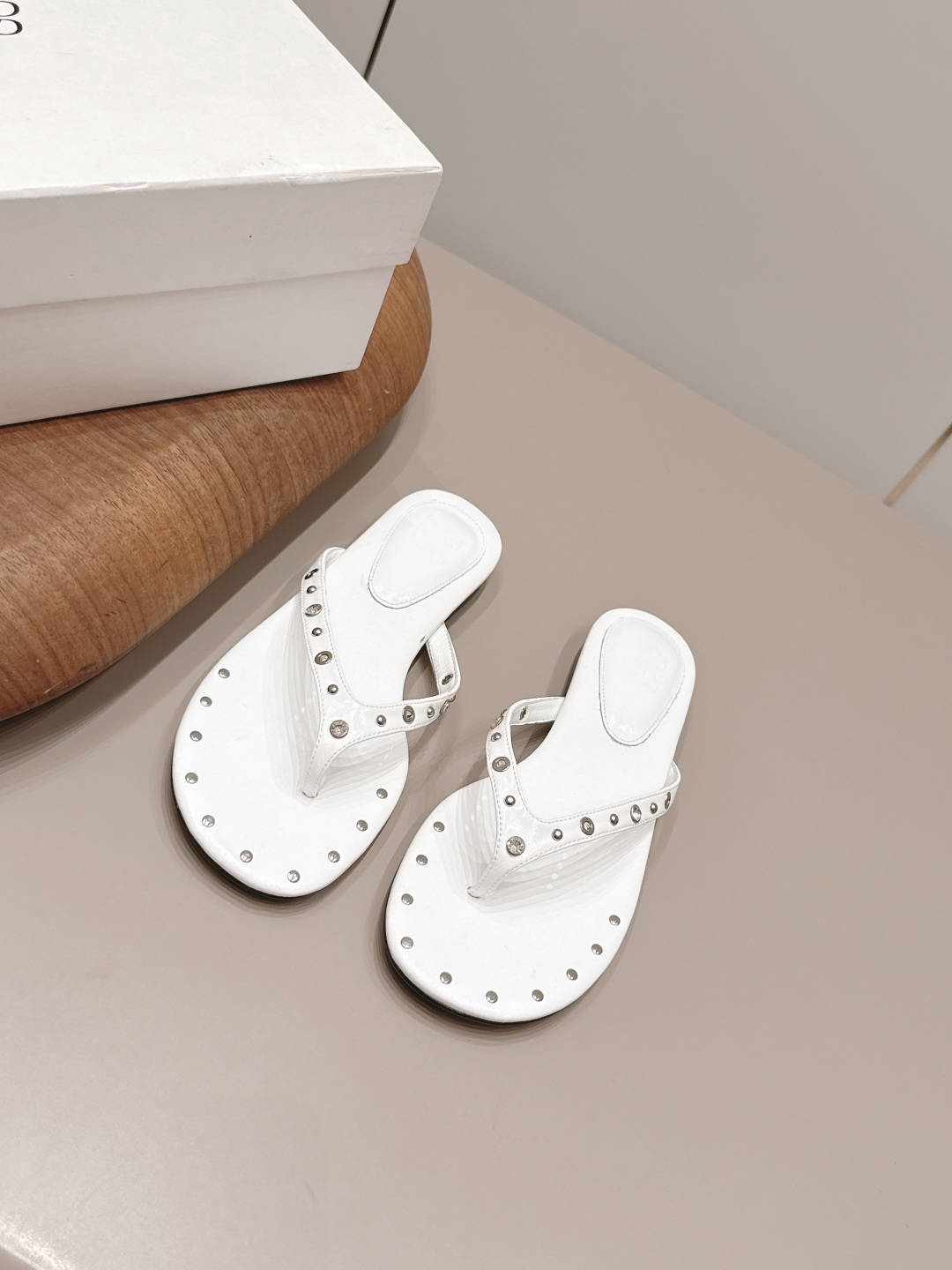 NO:871908,'Exclusive top version' OTBT niche trendy brand 26vs the latest popular spring and summer shoe series... [Round-toe thong sandals] are really beautiful!  A new niche brand, every color is beautiful, every pair is handmade, the upper is full of flowers, and has the beauty of blooming flowers. Every color has a unique outfit, and every style is exclusive to everyone!  Beauty is different, that's how the world should be!  It’s super comfortable on your feet!  !  The fit is also very friendly!  Original custom-made sheepskin upper, original custom-made sheepskin lining, original custom-made leather outsole, heel height 1.0cm, size 35-39 (40.41.customized), colors updated simultaneously on the official website, split-toe shoes, sheepskin, Leather soles19860909《独家顶级版本》 OTBT小众潮牌26vs春夏最新爆款单鞋系列…【圆头夹趾凉拖】 真的的美死了！新款小众品牌,每一个颜色都很好看 每一双都是手工制作,鞋面繁花,有繁花似锦的美意 每一个颜色都有独特的穿搭,搭配出的每种风格,都是每个人的专属！ 美丽各有不同,世界本该如此！上脚超级舒适的哦！！版型也很友好！ 鞋面原版定制羊皮 内里原版定制羊皮 大底原版定制真皮大底 跟高1.0cm 码数35-39（40.41.定制） 颜色官网同步更新,分趾鞋,sheepskin,Leather soles,Women's Shoes