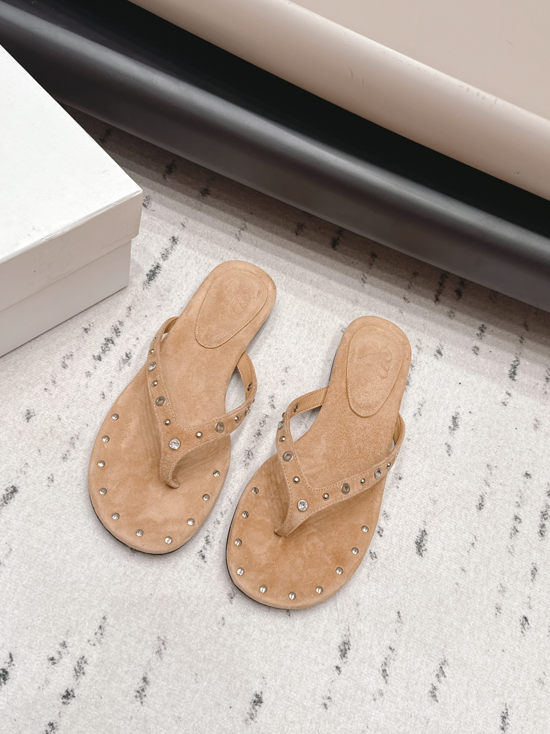 NO:871917,'Exclusive top version' OTBT niche trendy brand 26vs the latest popular spring and summer shoe series... [Round-toe thong sandals] are really beautiful!  A new niche brand, every color is beautiful, every pair is handmade, the upper is full of flowers, and has the beauty of blooming flowers. Every color has a unique outfit, and every style is exclusive to everyone!  Beauty is different, that's how the world should be!  It’s super comfortable on your feet!  !  The fit is also very friendly!  Original custom cashmere upper, original custom sheepskin lining, original custom leather outsole, heel height 1.0cm, size 35-39 (40.41. customized), colors updated simultaneously on the official website, split-toe shoes, sheepskin, Leather soles19860909《独家顶级版本》 OTBT小众潮牌26vs春夏最新爆款单鞋系列…【圆头夹趾凉拖】 真的的美死了！新款小众品牌,每一个颜色都很好看 每一双都是手工制作,鞋面繁花,有繁花似锦的美意 每一个颜色都有独特的穿搭,搭配出的每种风格,都是每个人的专属！ 美丽各有不同,世界本该如此！上脚超级舒适的哦！！版型也很友好！ 鞋面原版定制羊绒 内里原版定制羊皮 大底原版定制真皮大底 跟高1.0cm 码数35-39（40.41.定制） 颜色官网同步更新,分趾鞋,sheepskin,Leather soles,Women's Shoes