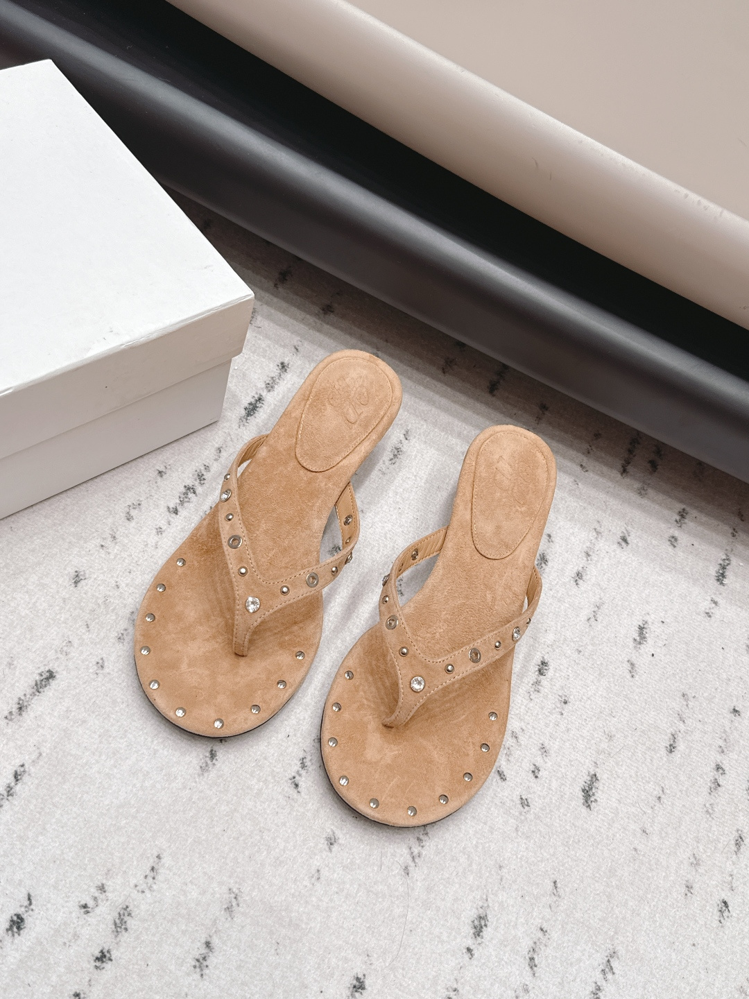 NO:871900,'Exclusive top version' OTBT niche trendy brand 26vs the latest popular spring and summer shoe series... [Round-toe thong sandals] are really beautiful!  A new niche brand, every color is beautiful, every pair is handmade, the upper is full of flowers, and has the beauty of blooming flowers. Every color has a unique outfit, and every style is exclusive to everyone!  Beauty is different, that's how the world should be!  It’s super comfortable on your feet!  !  The fit is also very friendly!  Original custom cashmere upper, original custom sheepskin lining, original custom leather outsole, heel height 4.5cm, size 35-39 (40.41.customized), colors updated simultaneously on the official website, split-toe shoes, sheepskin, Leather soles19860909《独家顶级版本》 OTBT小众潮牌26vs春夏最新爆款单鞋系列…【圆头夹趾凉拖】 真的的美死了！新款小众品牌,每一个颜色都很好看 每一双都是手工制作,鞋面繁花,有繁花似锦的美意 每一个颜色都有独特的穿搭,搭配出的每种风格,都是每个人的专属！ 美丽各有不同,世界本该如此！上脚超级舒适的哦！！版型也很友好！ 鞋面原版定制羊绒 内里原版定制羊皮 大底原版定制真皮大底 跟高4.5cm 码数35-39（40.41.定制） 颜色官网同步更新,分趾鞋,sheepskin,Leather soles,Women's Shoes