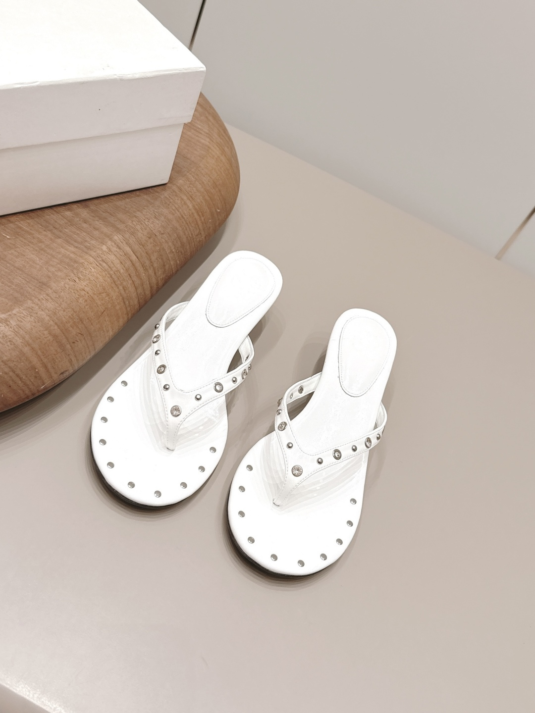 NO:871890,'Exclusive top version' OTBT niche trendy brand 26vs the latest popular spring and summer shoe series... [Round-toe thong sandals] are really beautiful!  A new niche brand, every color is beautiful, every pair is handmade, the upper is full of flowers, and has the beauty of blooming flowers. Every color has a unique outfit, and every style is exclusive to everyone!  Beauty is different, that's how the world should be!  It’s super comfortable on your feet!  !  The fit is also very friendly!  Original custom-made sheepskin upper, original custom-made sheepskin lining, original custom-made leather outsole, heel height 4.5cm, size 35-39 (40.41.customized), colors updated simultaneously on the official website, split-toe shoes, sheepskin, Leather soles19860909《独家顶级版本》 OTBT小众潮牌26vs春夏最新爆款单鞋系列…【圆头夹趾凉拖】 真的的美死了！新款小众品牌,每一个颜色都很好看 每一双都是手工制作,鞋面繁花,有繁花似锦的美意 每一个颜色都有独特的穿搭,搭配出的每种风格,都是每个人的专属！ 美丽各有不同,世界本该如此！上脚超级舒适的哦！！版型也很友好！ 鞋面原版定制羊皮 内里原版定制羊皮 大底原版定制真皮大底 跟高4.5cm 码数35-39（40.41.定制） 颜色官网同步更新,分趾鞋,sheepskin,Leather soles,Women's Shoes
