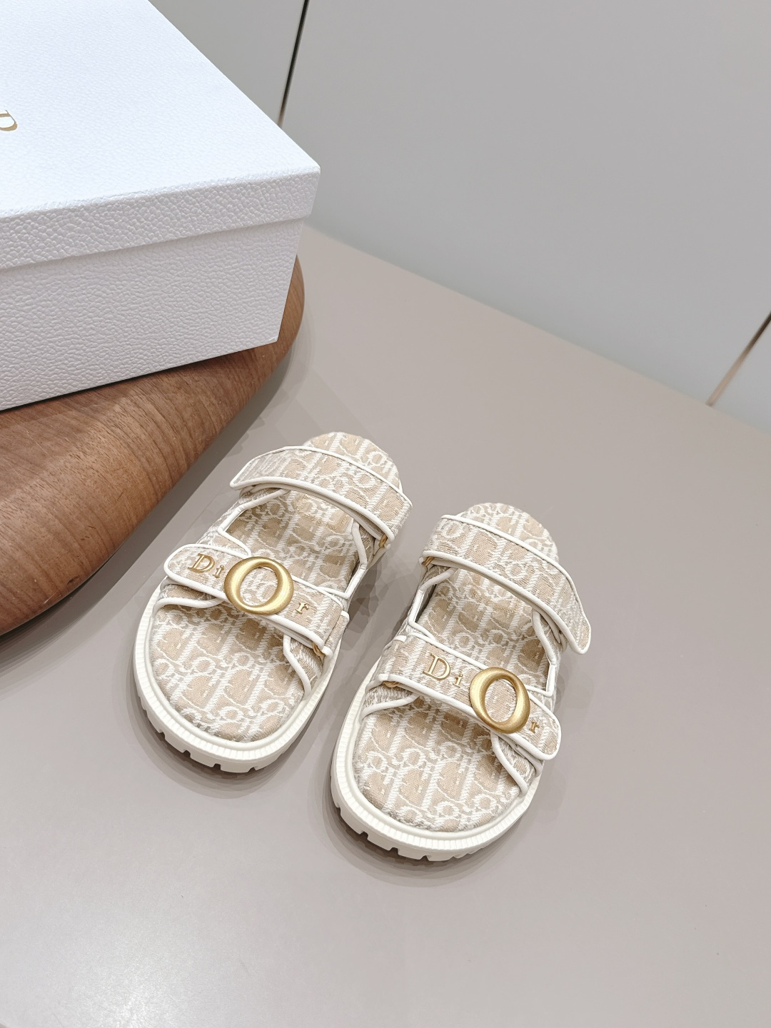 NO:872058,: 'Exclusive top version' Dior 26vs spring and summer hot sandal series... [Round-toe beach thick-soled sandals] Simple and super versatile. Perfect and luxurious on the feet, can be matched with any spring and summer clothes. The foot feels even more comfortable!  The material is a perfect replica of the original. The original disassembly and molding. The fabric is the original custom jacquard electric embroidered fabric. The lining is the original custom cowhide. The foot pads are the original custom cowhide. The outsole is the original molded TPU molded bottom. The bottom height is 3cm. The original full set of packaging. The code number is 35-39 (40.41. Customization is non-returnable). Color: official website updated simultaneously, slippers and sandals, dior, dior, sandals, slippers, cowhide.19860909: 《独家顶级版本》  Dior 迪奥 26vs春夏爆款凉鞋系列……【圆头沙滩厚底凉拖】 简约超级百搭. 上脚完美奢华可任意搭配春夏服饰. 脚感更是舒适！材质原版完美复刻. 原版拆解开模. 面料原版定制提花电绣织布 内里原版定制牛皮 垫脚原版定制牛皮 大底原版开模TPU成型底 底高3cm 包装原版全套包装 码数35-39（40.41.定制不退换） 颜色:官网同步更新,拖鞋凉鞋,dior,dior,sandals,slippers,cowhide,Women's Shoes