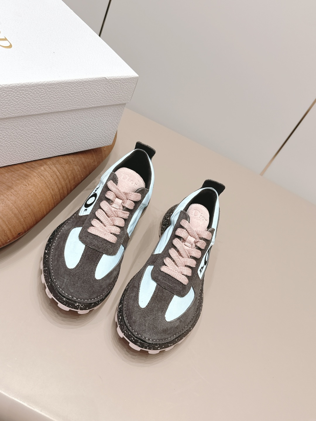 NO:872005,: Men's 'Exclusive top version' D*IOR Dior ~ 26vs early spring new color casual hot series... [Men's color-blocked casual shoes] Based on the classic sneaker version, adding deconstructed element design. The classic brand digital logo is perfectly presented on the tail of the shoe. The circle surrounds the '23' logo on the shoe line, and the original customized cowhide mesh embroidery letter craft is full of fun, showing the fashionable design of Margiela. It is the top when it is launched. Fabric:  Original custom suede/technical fabric Lining: Original custom sheepskin Foot pads: Original custom sheepskin Outsole: Original open-mold TPU suction molding bottom Size: 40-44 (39.45. Customization is not returnable) Packaging: Original full set of packaging Color: Official website updated simultaneously, high heels and sandals, masion margiela, sandals, high heels, cowhide, sheepskin, chamois leather19860909: 男款《独家顶级版本》  D*IOR迪*奥～26vs早春新色休闲爆款系列……【男款拼色休闲鞋】 以经典球鞋的版型为基础 加入解构元素设计 经典品牌数字logo在鞋尾完美呈现 圆圈围绕鞋履线“23”标志, 原版定制牛皮网刺绣字母工艺,玩味十足,尽显马吉拉时髦设计感,上市即巅峰 上脚即王者 面料: 原版定制麂皮/科技布料 内里: 原版定制羊皮 垫脚: 原版定制羊皮 大底: 原版开模TPU吸模成型底 码数: 40-44（39.45.定制不退换） 包装: 原版全套包装 颜色:官网同步更新,高跟鞋凉鞋,masion margiela,sandals,high heels,cowhide,sheepskin,chamois leather,Women's Shoes