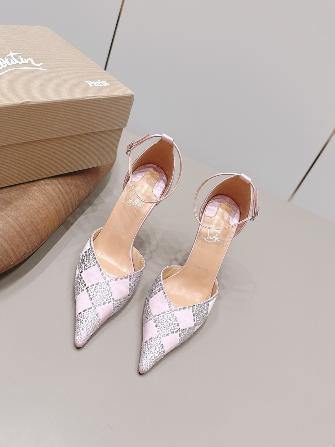NO:872022,'Exclusive top version' Christian louboutin 2026 vs spring and summer latest fashion shoe series... [Pointed toe hot-drilled hollow shoes] Original quality  Authentic European style, perfect for wearing with this shoe, elegant and crystal clear. Regardless of the materials of various accessories, they are all customized one by one. You must go to get the original version. The whole series is full of exciting and external elements. The texture of different materials, the expression of texture and surface, have a strong artistic atmosphere... Upper: Original customized silk cloth/hot diamond process. Inner: Original customized sheepskin.  Feet: Original customized sheepskin Outsole: Original customized leather outsole Heel height: 10.5cm Packaging: Original complete package Number of yards: 35-39 (40.41.42 customization is not returnable) Color: Official website updated simultaneously, high heels and sandals, sandals, high heels, sheepskin, real silk, Leather soles19860909《独家顶级版本》 Christian louboutin2026vs春夏最新时装单鞋系列……【尖头烫钻中空单鞋】 原单品质 原汁原味的欧式风格,上脚非常完美穿搭上配此鞋,优雅大方,晶莹剔透,无论种各配件材质,都是家独一比一定制,必到做原版零距离,整系个列都充了满令兴人奋意和外的元结素合,不同材的质,肌的理面的料表现,具有极的浓艺术气息…… 鞋面: 原版定制真丝布/烫钻工艺 内里: 原版定制羊皮 垫脚: 原版定制羊皮 大底: 原版定制真皮大底 跟高: 10.5cm 包装: 原版全套包装 码数: 35-39(40.41.42定制不退换) 颜色: 官网同步更新,高跟鞋凉鞋,sandals,high heels,sheepskin,real silk,Leather soles,Women's Shoes