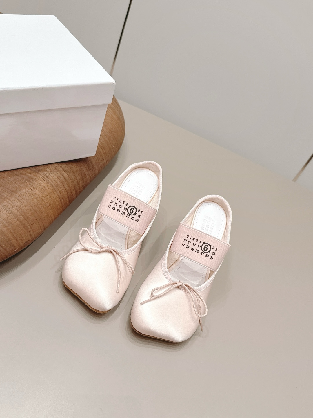 NO:872055,: 'Exclusive top version' Maison Margiela 26 vs early spring new fashion shoes series... [Elastic bow shoes] The original version provides one-to-one comfort, better wrapping, full personality, and easy to match with various styles of clothes... Fabric: Original customized silk cloth Lining: Original customized sheepskin Foot pads: Original customized sheepskin Outsole: Original customized genuine leather sole Heel height: 8cm Size:  35-39 (40.41. Customization is non-refundable) Packaging: original full set of packaging Color: official website updated simultaneously, half drag, masion margiela, sheepskin, real silk19860909: 《独家顶级版本》 Maison Margiela马吉拉26vs早春新款时装单鞋系列……【松紧蝴蝶结单鞋】 原版一比一打造舒适度,包裹性都比较好,个性十足,很好驾驭各种风格衣服搭配…… 面料: 原版定制真丝布 内里: 原版定制羊皮 垫脚: 原版定制羊皮 大底: 原版定制真皮底 跟高: 8cm 码数: 35-39（40.41.定制不退换） 包装:原版全套包装 颜色:官网同步更新,半拖,masion margiela,sheepskin,real silk,Women's Shoes