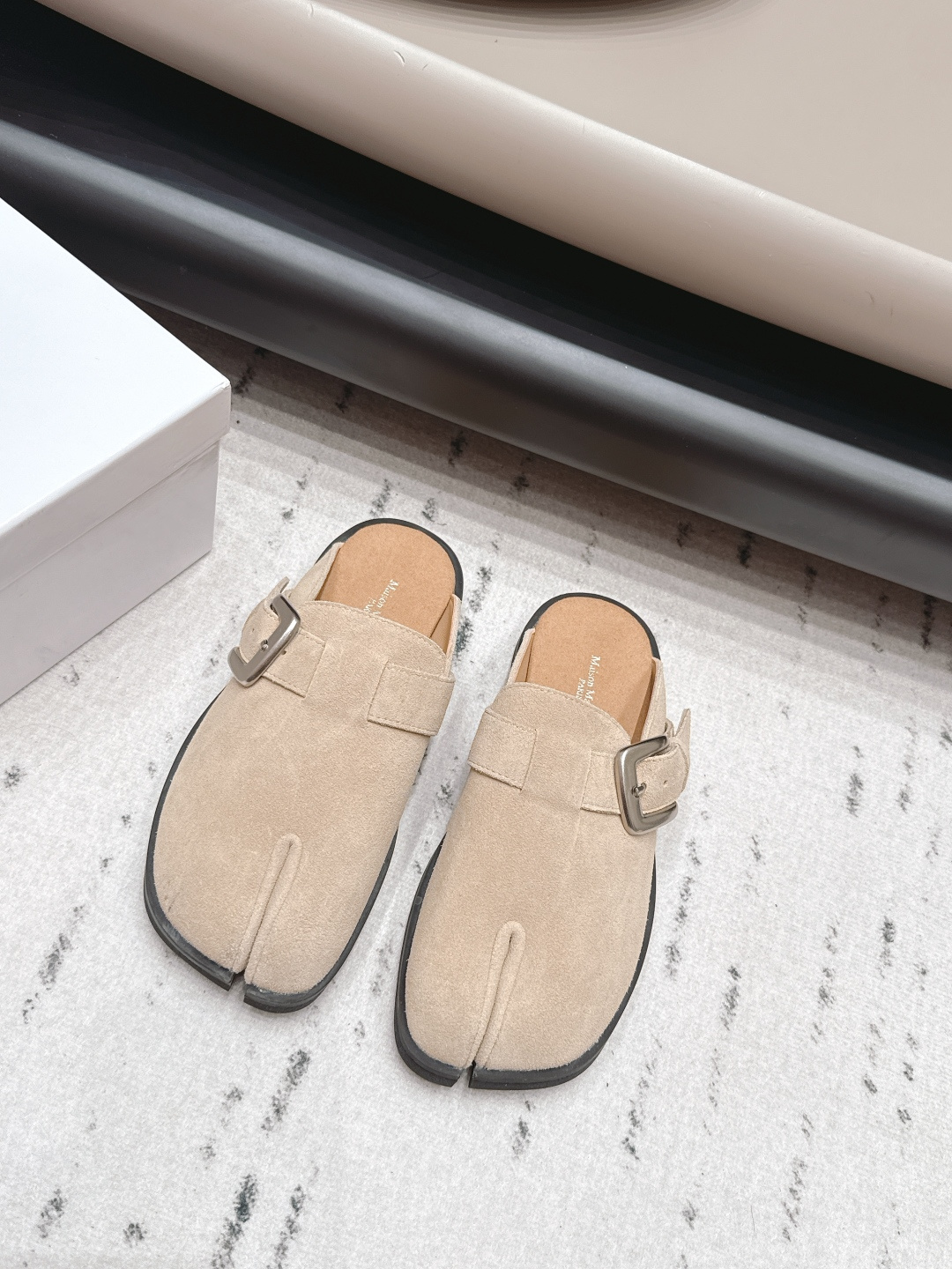 NO:872032,: 'Exclusive top version' Maison Margiela 26 vs early spring new fashion shoes series... [Split-toe Muller half-slip shoes] The original version provides one-to-one comfort, better wrapping, full of personality, and easy to match with various styles of clothes... Fabric: Original customized suede Lining: Original customized sheepskin Foot pads: Original customized sheepskin Outsole: Original molded sole Bottom thickness: 1.0cm Size:  35-39 (40.41. Customization is non-refundable) Packaging: Original full set of packaging Color: Official website updated simultaneously, semi-trailer, masion margiela, sheepskin, chamois leather19860909: 《独家顶级版本》 Maison Margiela马吉拉26vs早春新款时装单鞋系列……【分趾穆勒半拖单鞋】 原版一比一打造舒适度,包裹性都比较好,个性十足,很好驾驭各种风格衣服搭配…… 面料: 原版定制麂皮 内里: 原版定制羊皮 垫脚: 原版定制羊皮 大底: 原版开模成型底 底厚: 1.0cm 码数: 35-39（40.41.定制不退换） 包装:原版全套包装 颜色:官网同步更新,半拖,masion margiela,sheepskin,chamois leather,Women's Shoes
