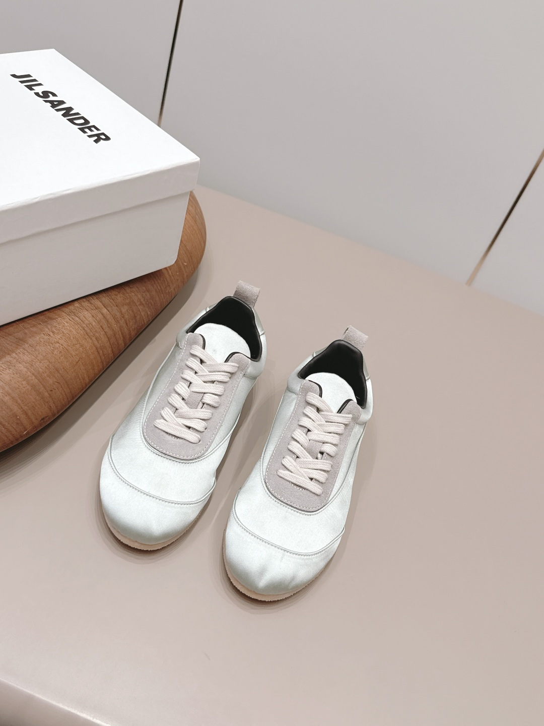 NO:872029,: [Exclusive top version] Jil Sander 2026 vs new spring and summer casual shoes series... [Round-toe lace-up casual shoes] A must-have style that fashionistas must not miss, without any complicated decoration, excellent vintage feel, pure and minimalist, neat and poetic, super versatile and easy to dress up... Fabric: Original customized suede/silk cloth Lining: Original customized sheepskin Foot: Original customized sheepskin Outsole:  Original molded wear-resistant sole Size: 35-39 (40. Customized, non-returnable) Packaging: Original full set of packaging Color: Official simultaneous update, high heels and sandals, jil sander, sandals, high heels, sheepskin, real silk, chamois leather19860909:【独家顶级版本】  Jil Sander2026vs春夏新款休闲鞋系列…【圆头系带休闲鞋】 时髦精绝对不能错过的必入款,没有任何繁杂装饰,质感极好的vintage感,纯粹和极简做得利落又诗意 超级百搭不易装款…… 面料: 原版定制麂皮/真丝布 内里: 原版定制羊皮 垫脚: 原版定制羊皮 大底: 原版开模耐磨底 码数: 35-39（40.定制不退换） 包装: 原版全套包装 颜色:官方同步更新,高跟鞋凉鞋,jil sander,sandals,high heels,sheepskin,real silk,chamois leather,Women's Shoes