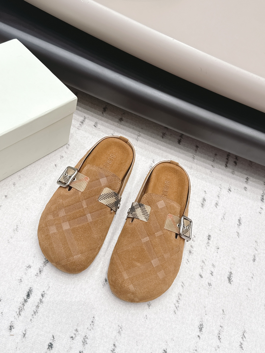 NO:872048,: Couple's 'Exclusive Top Version' BURBERRY 26 vs Couple's Muller Half-Flop Series... [Couple's Muller Half-Flop Single Shoe] has been touted by many internet celebrities, and the original version was purchased from Japan. This series will be released. I spent a lot of money to buy the entire series, just to get it all [Bomb] The sole is a double-layer leather outsole, combined with three leather welts. The rubber outsole on the market is really low, and the higher version is my favorite!  It has been announced for a long time and is now shipping!  I just want to be the best. The original shoe box is so grand. It’s absolutely stunning when I get it. —————————————— Fabric: Original customized suede/embossed craftsmanship Lining: Original customized sheepskin Foot pads: Original customized sheepskin Sole: Original molded two-color bottom Packaging: Original complete package Code number: 36-44 (Female 35.41. Male 39.45. Customized)  Color: official website updated simultaneously, half drag, burberry, burberry, sheepskin, chamois leather, Leather soles19860909: 情侣《独家顶级版本》 BURBERRY巴宝莉26vs情侣穆勒半拖系列……【情侣穆勒半拖单鞋】  受到众多网红吹捧,日本代购入原版,这个系列都会出,花了大价钱买了整个系列,就是打算一盘到底[炸弹] 鞋底是双层真皮大底,三条真皮沿条组合而成,市面上出的橡胶大底真的好Low,高版本认准我家！预告了好久,现在才出货！就是想做最好的.原版鞋盒别提多大气.到手绝对惊艳 ———————————————— 面料: 原版定制麂皮/压花工艺 内里: 原版定制羊皮 垫脚: 原版定制羊皮 鞋底: 原版开模双色底 包装: 原版全套包装 码数: 36-44（女35.41.男39.45.定制） 颜色:官网同步更新,半拖,burberry,burberry,sheepskin,chamois leather,Leather soles,Women's Shoes
