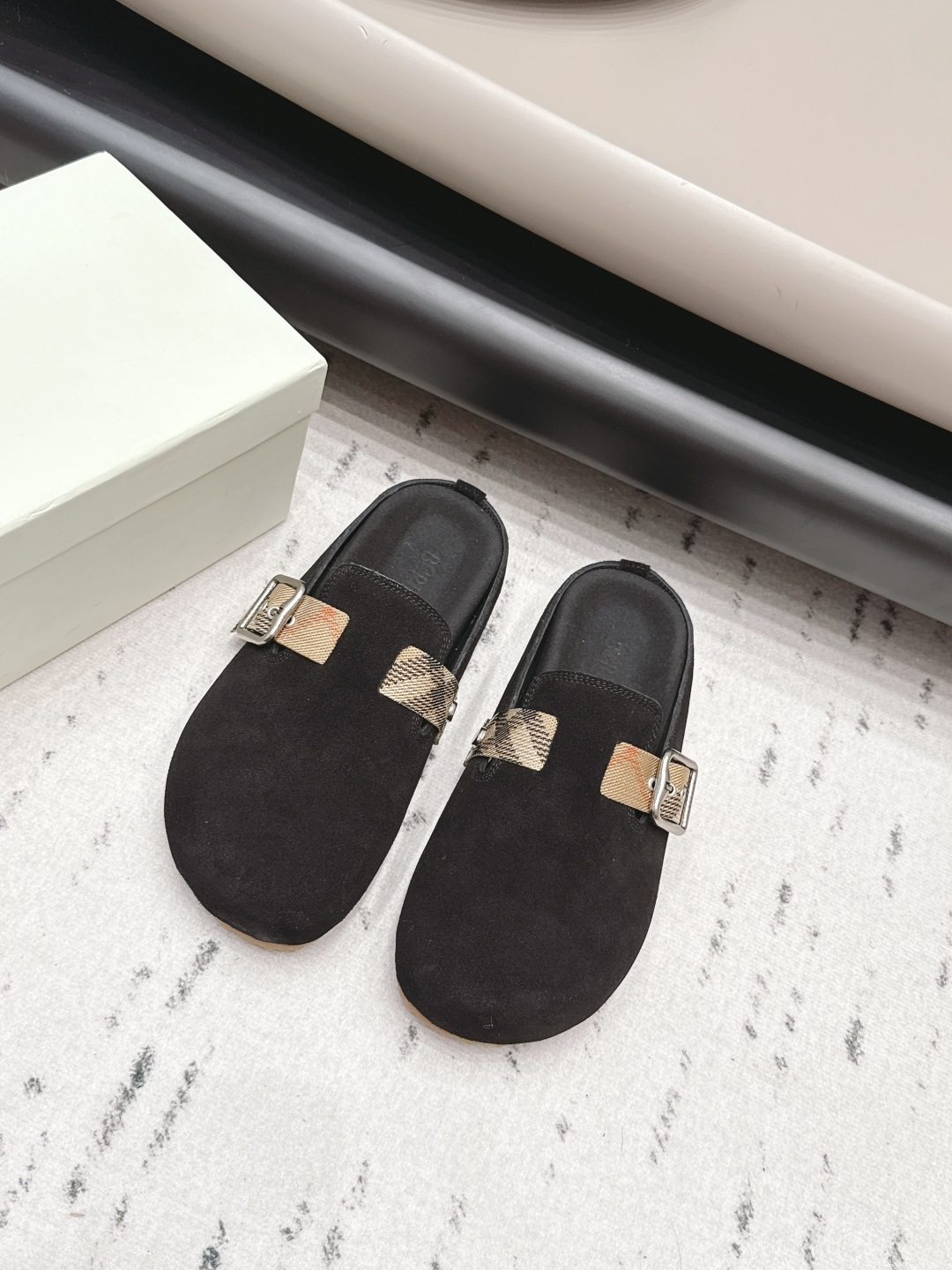 NO:872041,: Couple's 'Exclusive Top Version' BURBERRY 26 vs Couple's Muller Half-Flop Series... [Couple's Muller Half-Flop Single Shoe] has been touted by many internet celebrities, and the original version was purchased from Japan. This series will be released. I spent a lot of money to buy the entire series, just to get it all [Bomb] The sole is a double-layer leather outsole, combined with three leather welts. The rubber outsole on the market is really low, and the higher version is my favorite!  It has been announced for a long time and is now shipping!  I just want to be the best. The original shoe box is so grand. It’s absolutely amazing when you get it. —————————————— Fabric: Original customized suede Lining: Original customized sheepskin Foot pads: Original customized sheepskin Sole: Original molded two-color bottom Packaging: Original complete package Code number: 36-44 (Female 35.41. Male 39.45. Customized)  Color: official website updated simultaneously, half drag, burberry, burberry, sheepskin, chamois leather, Leather soles19860909: 情侣《独家顶级版本》 BURBERRY巴宝莉26vs情侣穆勒半拖系列……【情侣穆勒半拖单鞋】  受到众多网红吹捧,日本代购入原版,这个系列都会出,花了大价钱买了整个系列,就是打算一盘到底[炸弹] 鞋底是双层真皮大底,三条真皮沿条组合而成,市面上出的橡胶大底真的好Low,高版本认准我家！预告了好久,现在才出货！就是想做最好的.原版鞋盒别提多大气.到手绝对惊艳 ———————————————— 面料: 原版定制麂皮 内里: 原版定制羊皮 垫脚: 原版定制羊皮 鞋底: 原版开模双色底 包装: 原版全套包装 码数: 36-44（女35.41.男39.45.定制） 颜色:官网同步更新,半拖,burberry,burberry,sheepskin,chamois leather,Leather soles,Women's Shoes