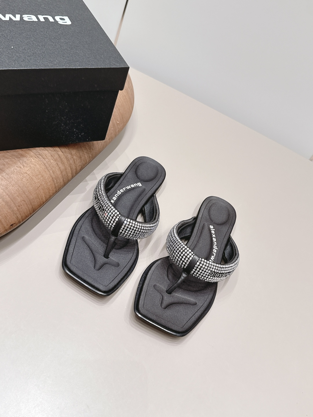 NO:871864,: [Exclusive top version] Alexander Wang's latest hot sandal series for spring and summer 2026... [Square toe thong sandals with rhinestones] Synchronized with the slippers counter, market exclusive original packaging, original leather bag!  You must have a pair of king shoes this summer... Upper: Original customized Lycra/hot diamond process Inner: Original customized sheepskin Foot pads: Original Lycra cloth Outsole: Original customized leather sole Size: 35-39 (40. Customized non-returnable) Packaging: Original full set of packaging Color: Official website updated simultaneously, split-toe shoes, alexander wang, sandals, slippers, sheepskin19860909:【独家顶级版本】 Alexander亚力山大 ·王2026春夏最新爆款凉鞋系列……【方头夹趾烫钻凉拖】 拖鞋专柜同步,市场独家原单包装,原单贴皮布袋！这个夏季必须拥有一双大王鞋子…… 鞋面: 原版定制莱卡/烫钻工艺 内里: 原版定制羊皮 垫脚: 原版莱卡布 大底: 原版定制真皮底 码数: 35-39（40.定制不退换） 包装: 原版全套包装 颜色:官网同步更新,分趾鞋,alexander wang,sandals,slippers,sheepskin,Women's Shoes