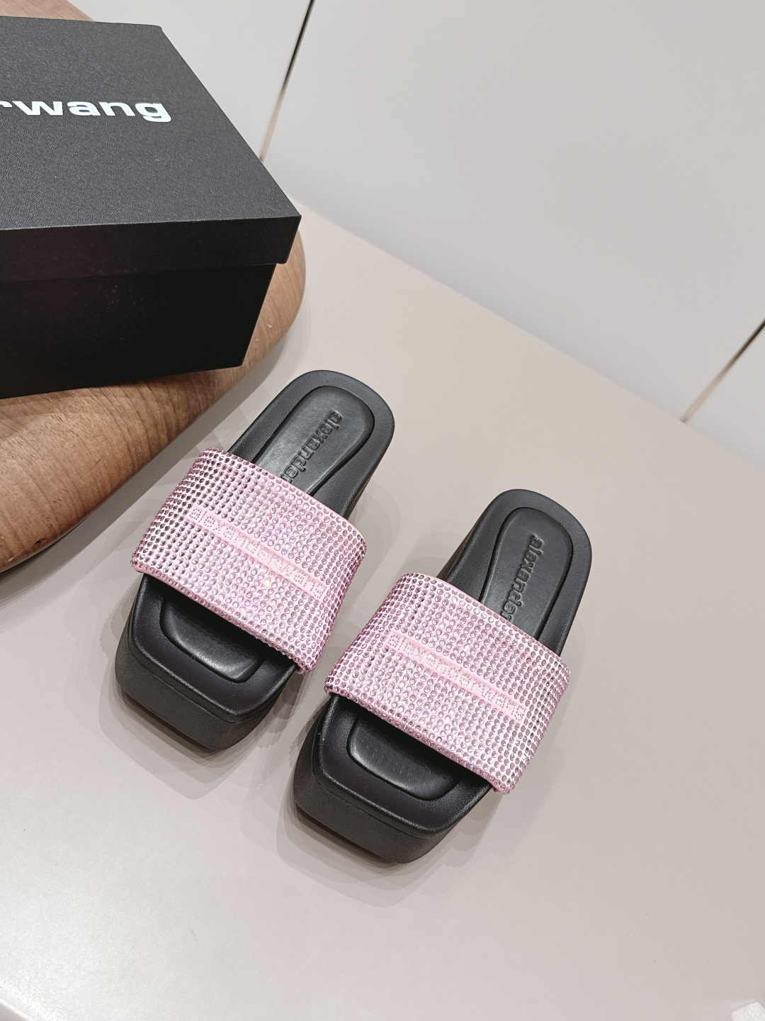 NO:871868,: [Exclusive top version] Alexander Alexander Wang's latest popular sandal series for spring and summer 2026... [Square-toe thick-soled hot-drilled sandals] Synchronized with the slippers counter, market exclusive original packaging, original leather bag!  You must have a pair of king shoes this summer... Upper: Original customized denim/hot diamond process Foot pads: Original customized sheepskin Outsole: Original molded foam sole Sole thickness: 6cm in front and 10cm in back Size: 35-39 (40. Customized non-returnable) Packaging: Original full set of packaging Color: Official website updated simultaneously, slippers, alexander wang, sandals, slippers, sheepskin19860909:【独家顶级版本】 Alexander亚力山大 ·王2026春夏最新爆款凉鞋系列……【方头厚底烫钻凉拖】 拖鞋专柜同步,市场独家原单包装,原单贴皮布袋！这个夏季必须拥有一双大王鞋子…… 鞋面: 原版定制牛仔布/烫钻工艺 垫脚: 原版定制羊皮 大底: 原版开模发泡成型底 底厚: 前6cm后10cm 码数: 35-39（40.定制不退换） 包装: 原版全套包装 颜色:官网同步更新,拖鞋,alexander wang,sandals,slippers,sheepskin,Women's Shoes