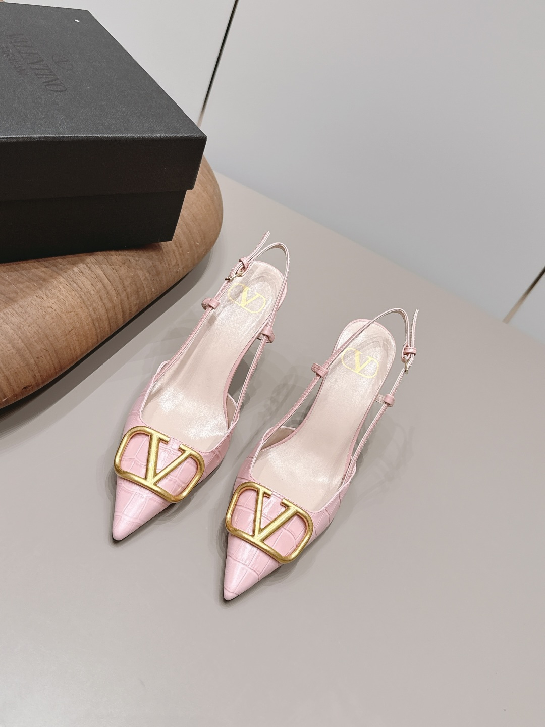 NO:872040,: 'Exclusive top version' VALENTIN*O 26 vs the latest spring and summer fashion shoe series... [Pointed toe high-heeled shoes] Ms. Valentino loves simplicity and irresistibility. The combination shows a unique dressing style, free mix and match to shine and keep up with the pace of European and American fashion!  !  !  The top-notch craftsmanship and texture are perfectly presented. No matter any details, you can compare them with the counters. You can enter and exit the counters at will with the best quality products!  !  Fabric: Original customized cowhide Lining: Original customized sheepskin Foot pads: Original customized sheepskin Outsole: Original customized leather outsole Heel height: 8.5cm Size: 35-39 (40. Customization is non-refundable) Packaging: Original full set of packaging Color: Official website updated simultaneously, high heels and sandals, valentino, valentino, sandals, high heels, cowhide, sheepskin, Leather soles19860909: 《独家顶级版本》  VALENTIN*O华伦*天奴26vs春夏最新时装单鞋系列……【尖头后空高跟单鞋】 华伦天奴女士钟爱简约又难以抗拒系,搭配展现与众不同的穿搭风格、自由混搭闪耀到位跟紧欧美风时尚步伐！！！ 顶级工艺质感完美呈现,无论任何细节均可对比专柜,最好级别的顶级货,随意进出专柜！！ 面料: 原版定制牛皮 内里: 原版定制羊皮 垫脚: 原版定制羊皮 大底: 原版定制真皮大底 跟高: 8.5cm 码数: 35-39（40.定制不退换） 包装: 原版全套包装 颜色: 官网同步更新,高跟鞋凉鞋,valentino,valentino,sandals,high heels,cowhide,sheepskin,Leather soles,Women's Shoes