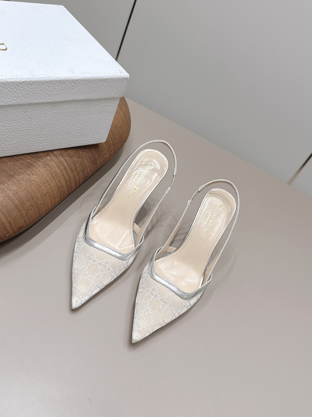 NO:872020,'Exclusive top version' Dior Dior 26vs new spring and summer fashion sandals series... [Pointed mesh high-heeled sandals] Simple and super versatile. Perfect and luxurious on the feet, can be matched with any spring and summer clothes. The foot feels even more comfortable!  The material is a perfect replica of the original version. Original disassembly and molding... Fabric Original custom sheepskin/breathable mesh Lining Original custom sheepskin Foot pads Original custom sheepskin Outsole Original custom leather outsole Heel height 8.5cm Original complete package Packaging Number of yards 35-39 (40. Customization is non-refundable) Color: Official website updated simultaneously, high heels and sandals, dior, dior, sandals, high heels, sheepskin, Leather soles19860909《独家顶级版本》  Dior迪奥26vs春夏新款时装凉鞋系列…【尖头网拼高跟凉鞋】 简约超级百搭. 上脚完美奢华,可任意搭配,春夏服饰. 脚感更是舒适！材质原版完美复刻. 原版拆解开模… 面料原版定制羊皮/透气网 内里原版定制羊皮 垫脚原版定制羊皮 大底原版定制真皮大底 跟高8.5cm 包装原版全套包装 码数35-39（40.定制不退换） 颜色:官网同步更新,高跟鞋凉鞋,dior,dior,sandals,high heels,sheepskin,Leather soles,Women's Shoes