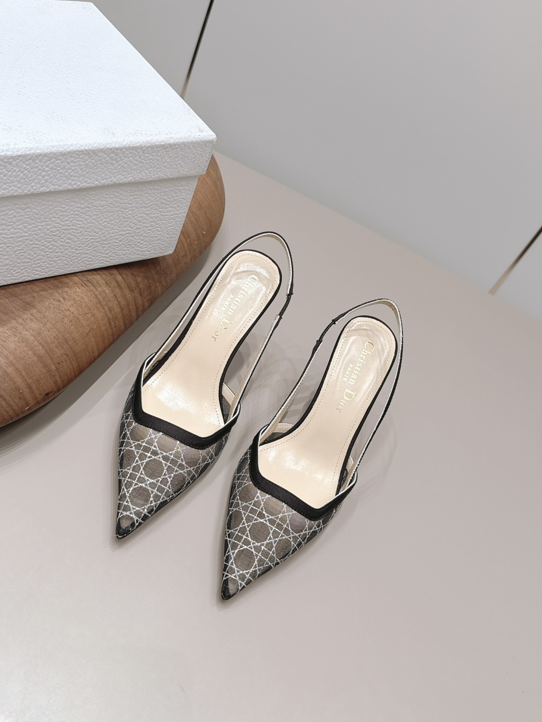 NO:872011,'Exclusive top version' Dior Dior 26vs new spring and summer fashion sandals series... [Pointed mesh high-heeled sandals] Simple and super versatile. Perfect and luxurious on the feet, can be matched with any spring and summer clothes. The foot feels even more comfortable!  The material is a perfect replica of the original version. Original disassembly and molding... Fabric Original custom silk cloth/breathable mesh Lining Original custom sheepskin Foot pads Original custom sheepskin Outsole Original custom leather outsole Heel height 8.5cm Original full package Packaging Number of yards 35-39 (40. Customized, non-refundable) Color: Official website updated simultaneously, high heels and sandals, dior, dior, sandals, high heels, sheepskin, real silk, Leather soles19860909《独家顶级版本》  Dior迪奥26vs春夏新款时装凉鞋系列…【尖头网拼高跟凉鞋】 简约超级百搭. 上脚完美奢华,可任意搭配,春夏服饰. 脚感更是舒适！材质原版完美复刻. 原版拆解开模… 面料原版定制真丝布/透气网 内里原版定制羊皮 垫脚原版定制羊皮 大底原版定制真皮大底 跟高8.5cm 包装原版全套包装 码数35-39（40.定制不退换） 颜色:官网同步更新,高跟鞋凉鞋,dior,dior,sandals,high heels,sheepskin,real silk,Leather soles,Women's Shoes
