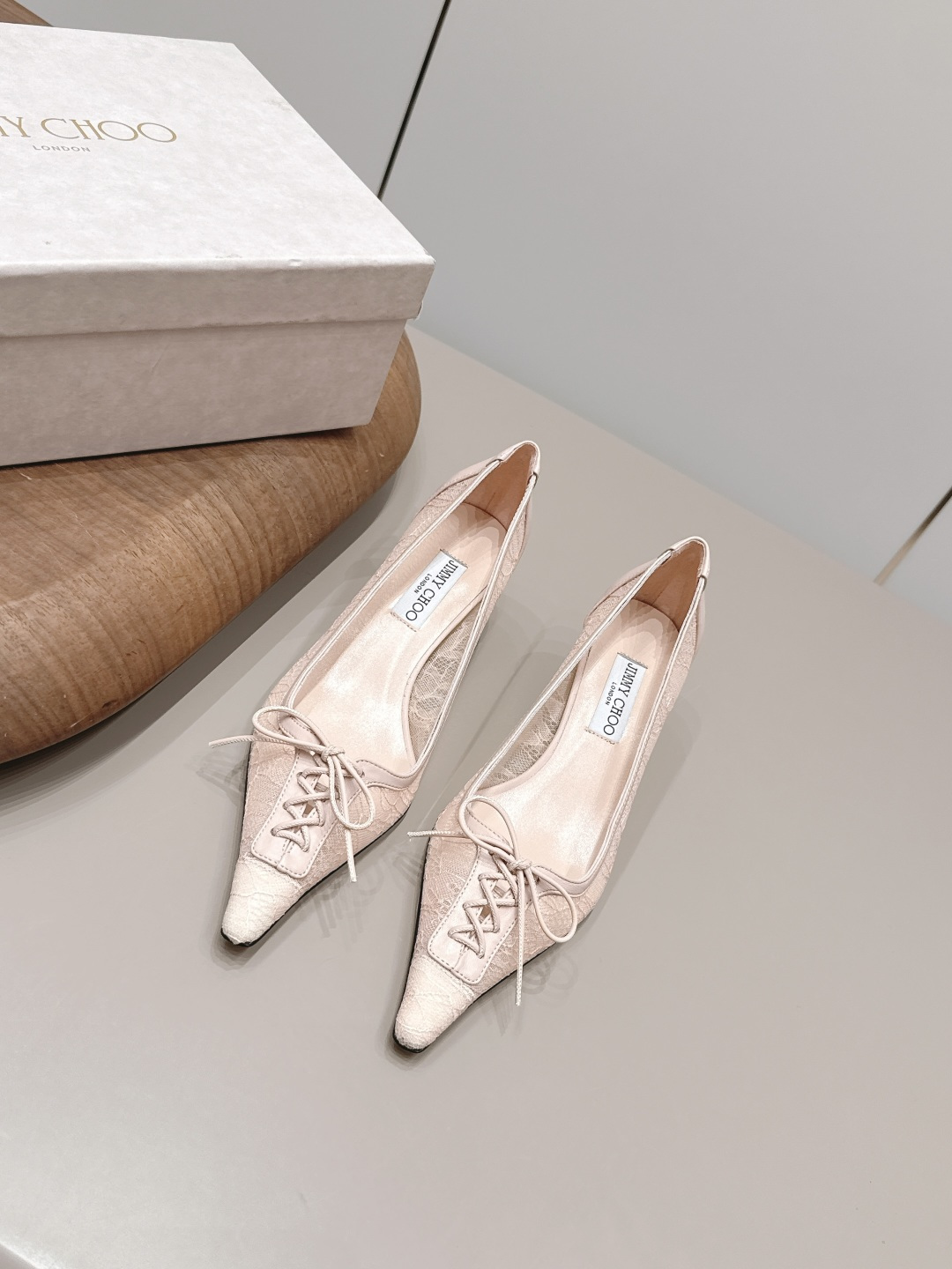 NO:872031,'Exclusive top version' JIMMY CHOO-26 vs spring and summer fashion new shoe series... [Pointed toe lace shoes] The original top replica, super high quality, fashionable and classy ~ Exclusive debut of new products, absolutely make you unique The overall line is super smooth, stretches the leg shape, the upper foot comfort is super good, the very creative design sense, the presentation is particularly high... Fabric original custom sheepskin/lace Lining original custom sheepskin Outsole Original custom leather outsole Heel 6cm  Packaging original full set of packaging code number 35-39 (40. Customization is not returnable) official color update, high heels single shoes, jimmy choo, high heels, sheepskin, Leather soles19860909《独家顶级版本》 JIMMY CHOO-26vs春夏时装新款单鞋系列…【尖头蕾丝单鞋】 原版顶级复刻,超高品质奉上时髦有范～ 新品独家首发,绝对让你独一无二 整体线条流畅感超强,拉伸腿型,上脚舒适度超级好,非常有创意的设计感,呈现特别高级…… 面料原版定制羊皮/蕾丝 内里原版定制羊皮 大底原版定制真皮大底 鞋跟6cm 包装原版全套包装 码数35-39（40.定制不退换） 颜色官方同步更新,高跟鞋单鞋,jimmy choo,high heels,sheepskin,Leather soles,Women's Shoes