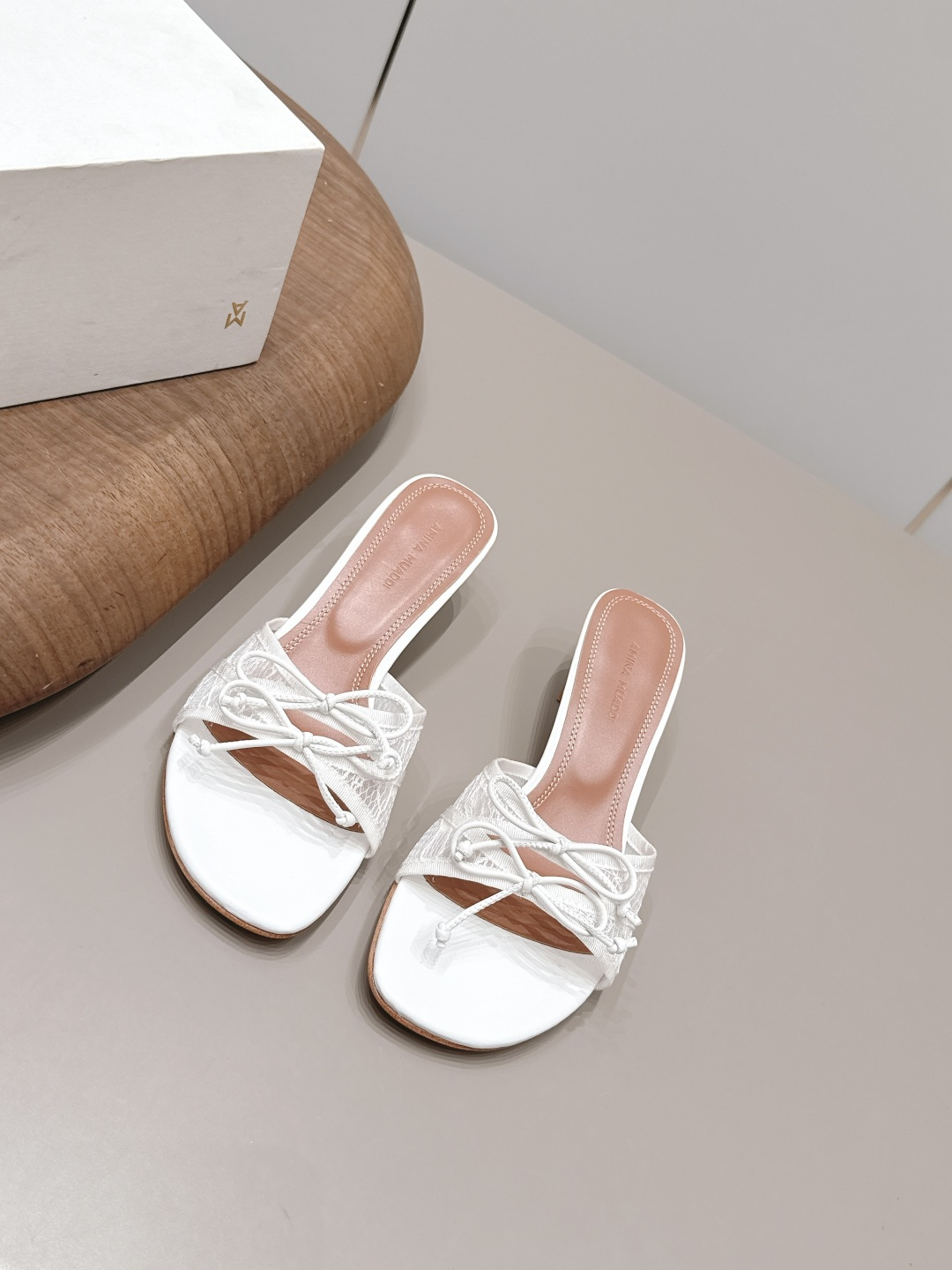 NO:871954,'Exclusive top version' Mach&Mach2026vs new sandals series... [Round head bow sandals] Beautiful and cute, the pearl bow and winding design make you stand out in the crowd. Paired with any blingbling fairy skirt, it will be the focus, and you will be a Disney princess on the run when you wear it~ Fabric original custom lace/bow technology Original custom sheepskin lining Original custom sheepskin Outsole: Original custom leather sole Heel height 4.5cm  Size 36-39 (40.41. Customization is non-refundable) Original full set of packaging Color official website updated simultaneously, high heels and slippers, sandals, high heels, slippers, skirts, sheepskin19860909《独家顶级版本》 Mach&Mach2026vs新款凉鞋系列……【圆头蝴蝶结凉拖】 又美又嗲、珍珠蝴蝶结加缠绕式设计让你在人群中一眼出挑 搭配任何一件blingbling的仙女裙都是焦点,穿上它就是迪士尼在逃公主～ 面料原版定制蕾丝/蝴蝶结工艺 内里原版定制羊皮 垫脚原版定制羊皮 大底: 原版定制真皮底 跟高4.5cm 码数36-39（40.41.定制不退换） 包装原版全套包装 颜色官网同步更新,高跟鞋拖鞋,sandals,high heels,slippers,skirts,sheepskin,Women's Shoes