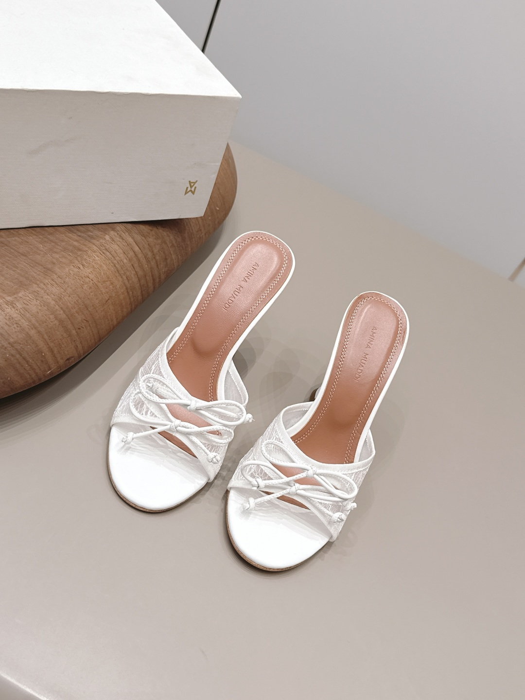NO:871933,'Exclusive top version' Mach&Mach 2026 vs new sandals series... [Round head bow sandals] Beautiful and cute, the pearl bow and winding design make you stand out in the crowd. Paired with any blingbling fairy skirt, it will be the focus, and you will be a Disney princess on the run when you wear it~ Fabric original custom lace/bow technology Original custom sheepskin lining Original custom sheepskin Outsole: Original custom leather sole Heel height 10.5cm  Size 36-39 (40.41. Customization is non-refundable) Original full set of packaging Color official website updated simultaneously, high heels and slippers, sandals, high heels, slippers, skirts, sheepskin19860909《独家顶级版本》 Mach&Mach2026vs新款凉鞋系列……【圆头蝴蝶结凉拖】 又美又嗲、珍珠蝴蝶结加缠绕式设计让你在人群中一眼出挑 搭配任何一件blingbling的仙女裙都是焦点,穿上它就是迪士尼在逃公主～ 面料原版定制蕾丝/蝴蝶结工艺 内里原版定制羊皮 垫脚原版定制羊皮 大底: 原版定制真皮底 跟高10.5cm 码数36-39（40.41.定制不退换） 包装原版全套包装 颜色官网同步更新,高跟鞋拖鞋,sandals,high heels,slippers,skirts,sheepskin,Women's Shoes