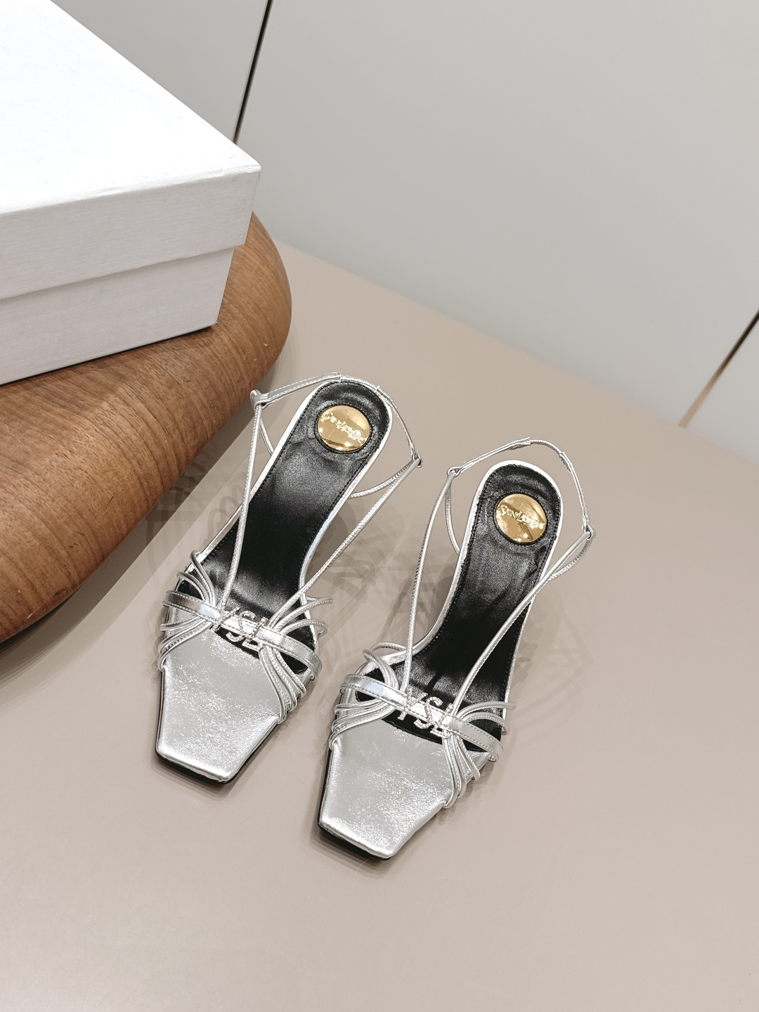 NO:871883,: 'Exclusive top version' SAIN*T LAUREN*T Saint Laurent 2026/vs early spring new fashion shoe series!  [Square toe diamond buckle sandals] This pair of high-heeled sandals is definitely a dark horse player. It is very good-looking and is very popular among Internet celebrity bloggers. It makes the goddesses feel excited, especially this square toe series. It is simply addictive. It is super beautiful~ It is super dazzling in any light. It is really sparkling and attractive. The toe adopts the original one-to-one customized round toe, showing the golden code of the Yves Saint Laurent brand. Go Material. Fabric. Original custom sheepskin diamond buckle technology. Original custom sheepskin lining.  Original customized sheepskin for foot pads Original customized genuine leather outsole Heel height 8cm Size 35-39 (40. Customized) Original full set of packaging Color official website updated simultaneously, high heels and sandals, saint laurent, saint laurent, sandals, high heels, sheepskin, Leather soles19860909: 《独家顶级版本》 SAIN*T LAUREN*T圣罗*兰2026/vs早春新品时装单鞋系列！【方头钻扣凉鞋】  这双高跟凉拖绝对是黑马选手 颜值超高 网红博主火爆追捧 特让女神们心动 特别是这种方头系列 简直是中毒的节奏 超美～ 随便一个光线都超级亮眼 真是闪闪惹人爱上鞋头采用原版一比一定制圆头,展现出圣罗兰品牌的金典  Go 材质 面料原版定制羊皮钻扣工艺 内里原版定制羊皮 垫脚原版定制羊皮 鞋底原版定制真皮大底 跟高8cm 码数35-39（40.定制） 包装原版全套包装 颜色官网同步更新,高跟鞋凉鞋,saint laurent,saint laurent,sandals,high heels,sheepskin,Leather soles,Women's Shoes